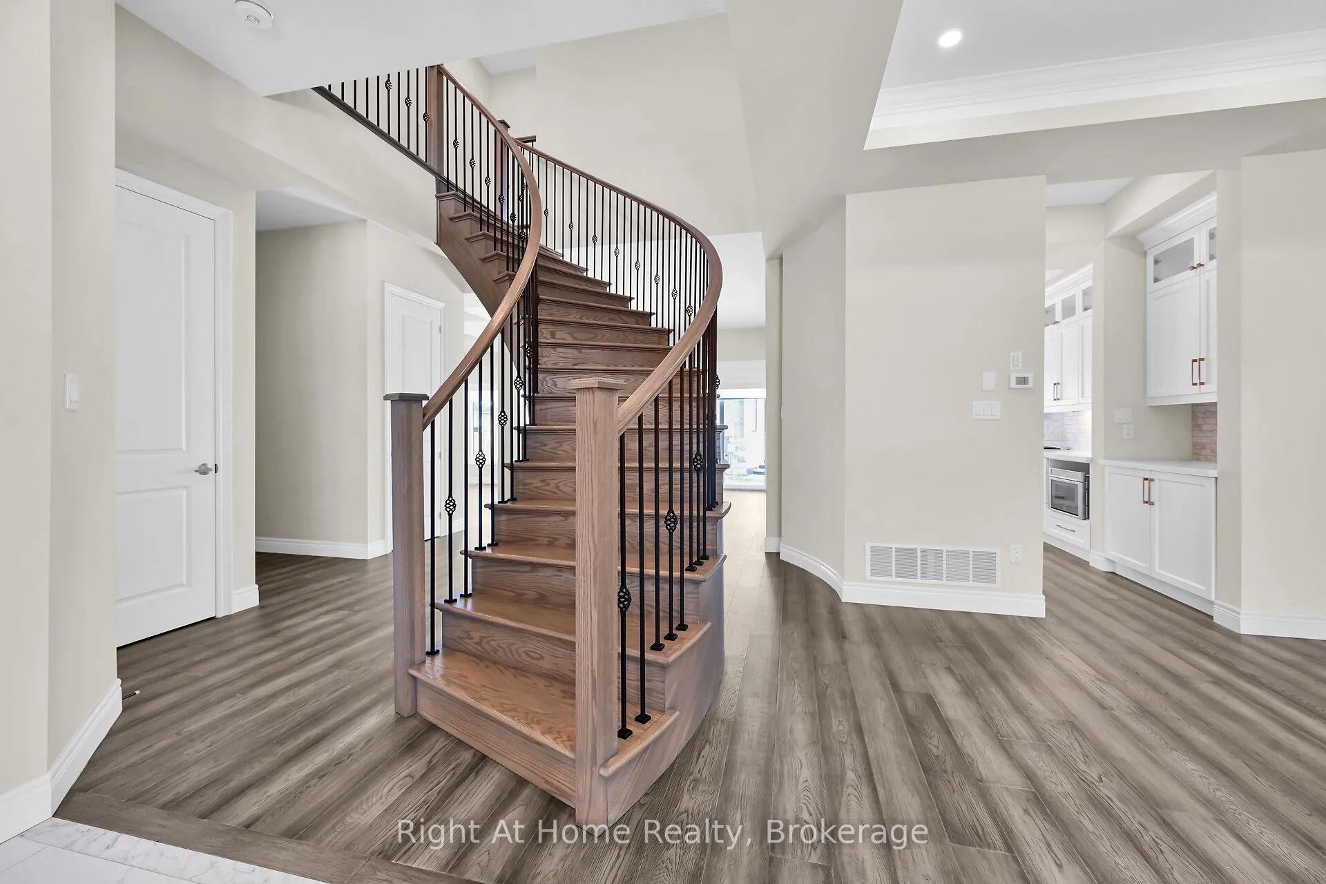 Photo 9 of 55 Eringate Court, Hamilton, Stoney Creek Mountain — HOMEH