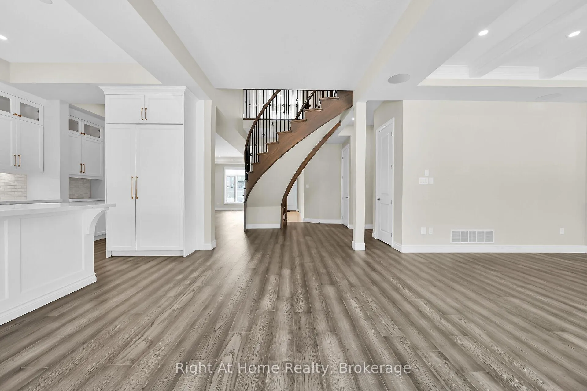Photo 15 of 55 Eringate Court, Hamilton, Stoney Creek Mountain — HOMEH