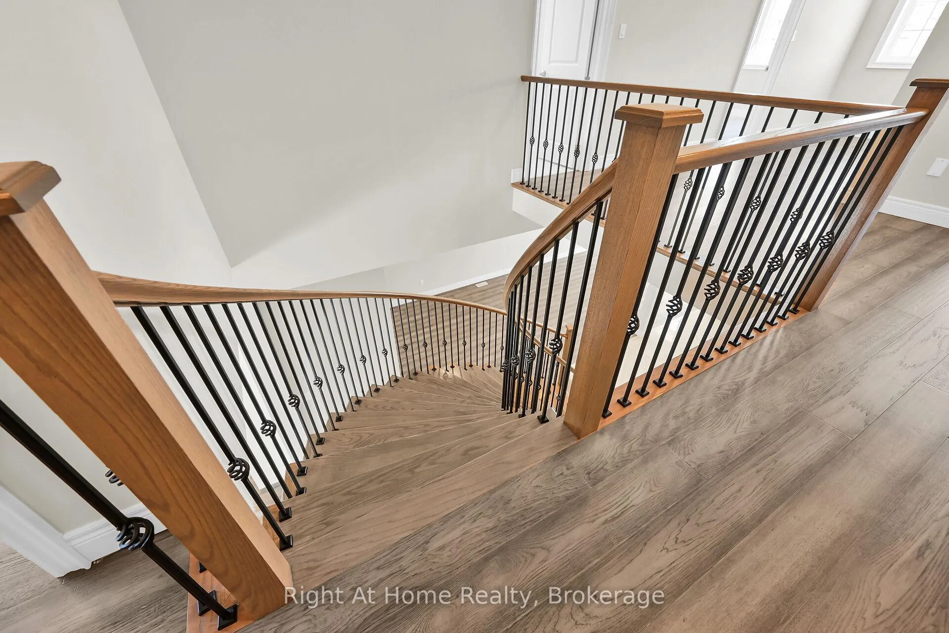 Photo 29 of 55 Eringate Court, Hamilton, Stoney Creek Mountain — HOMEH