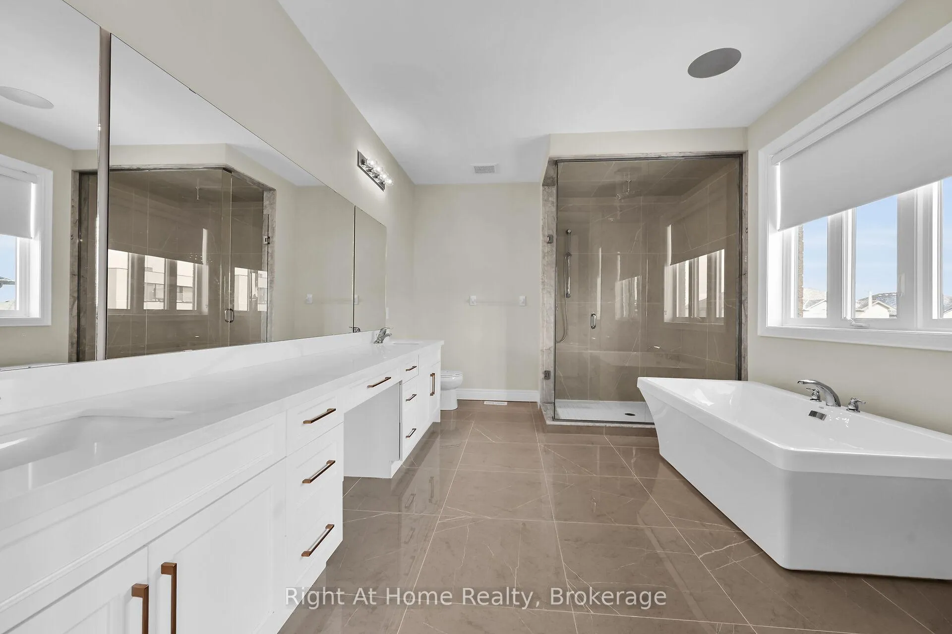 Photo 35 of 55 Eringate Court, Hamilton, Stoney Creek Mountain — HOMEH
