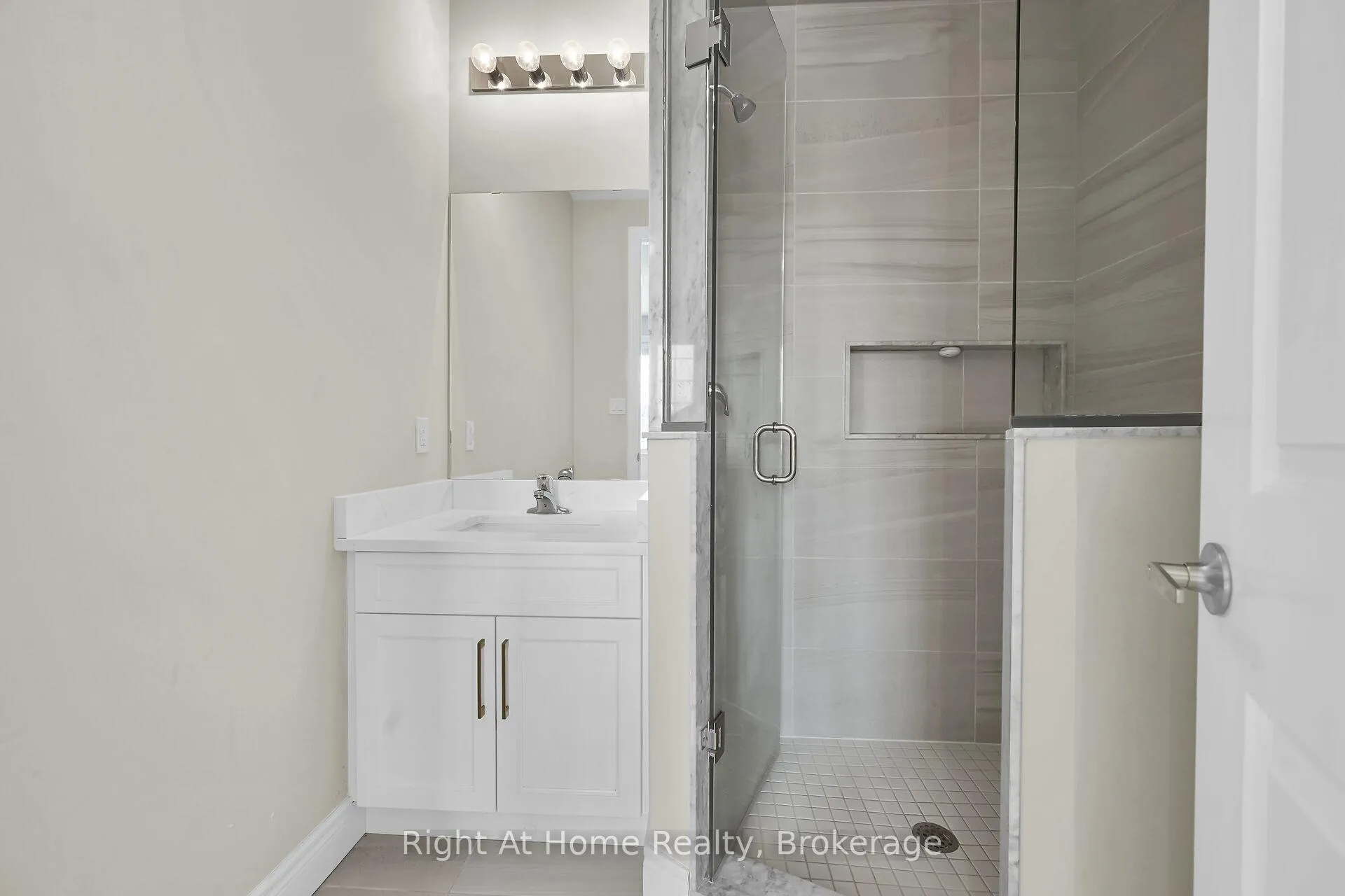 Photo 39 of 55 Eringate Court, Hamilton, Stoney Creek Mountain — HOMEH