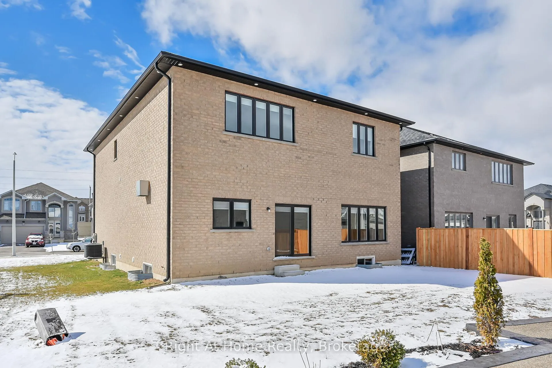 Photo 44 of 55 Eringate Court, Hamilton, Stoney Creek Mountain — HOMEH