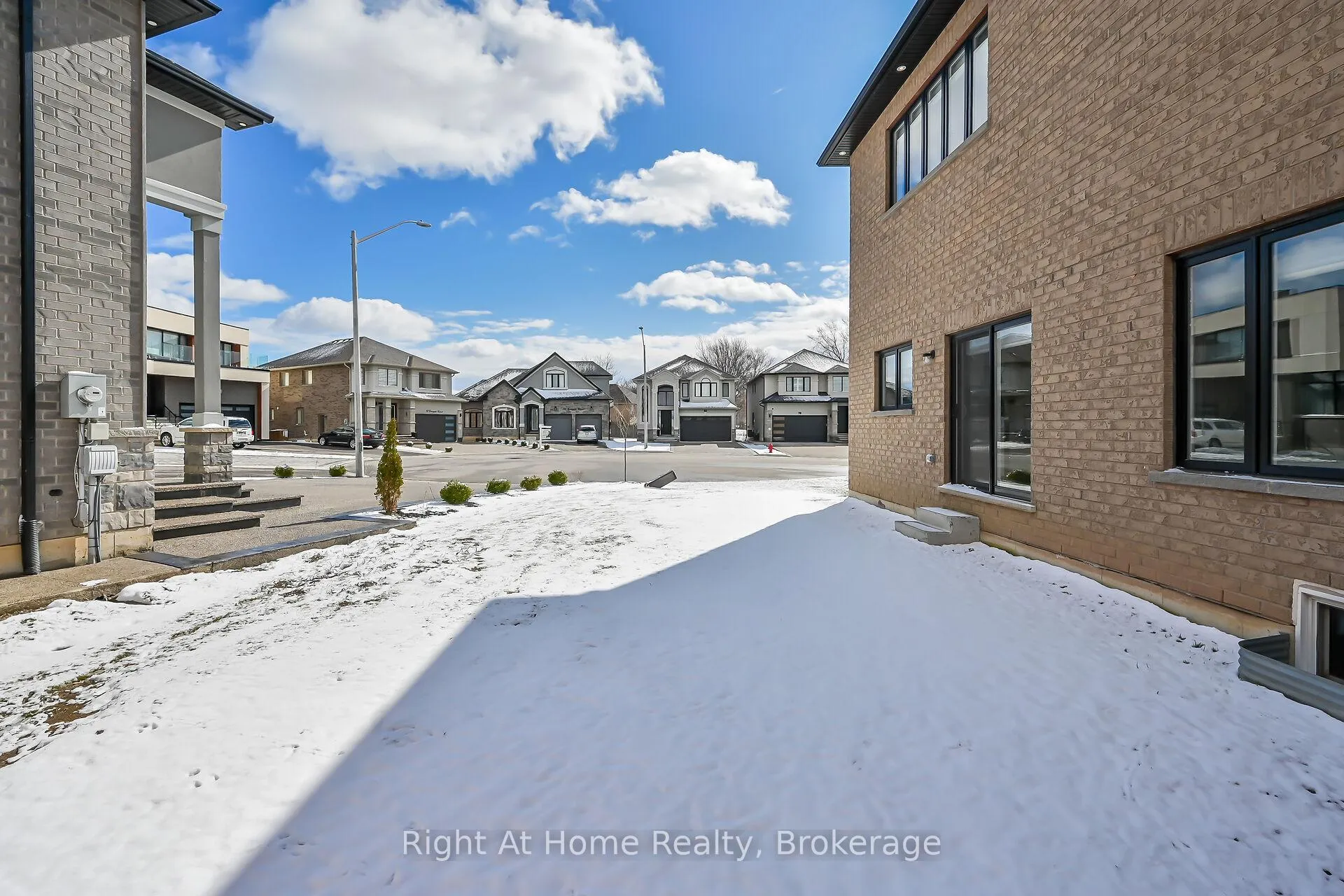Photo 45 of 55 Eringate Court, Hamilton, Stoney Creek Mountain — HOMEH