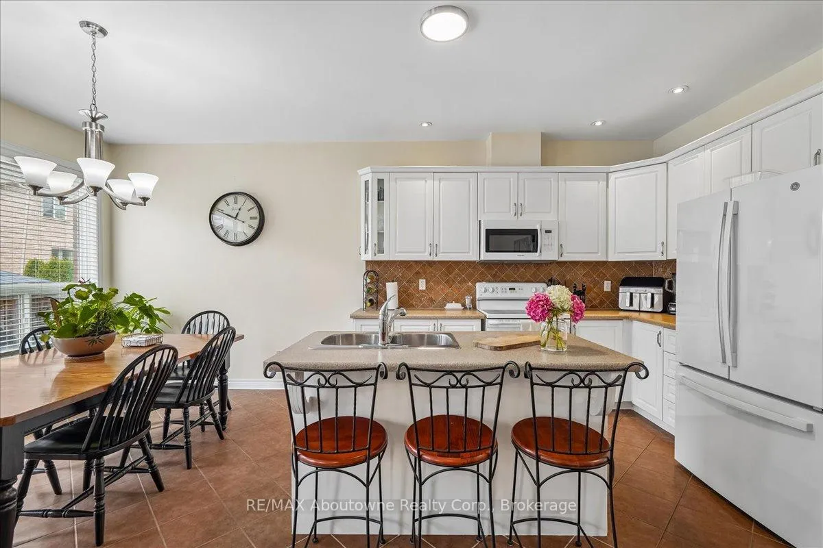 Photo 10 of 4679 Webb Street, Burlington, Alton — HOMEH