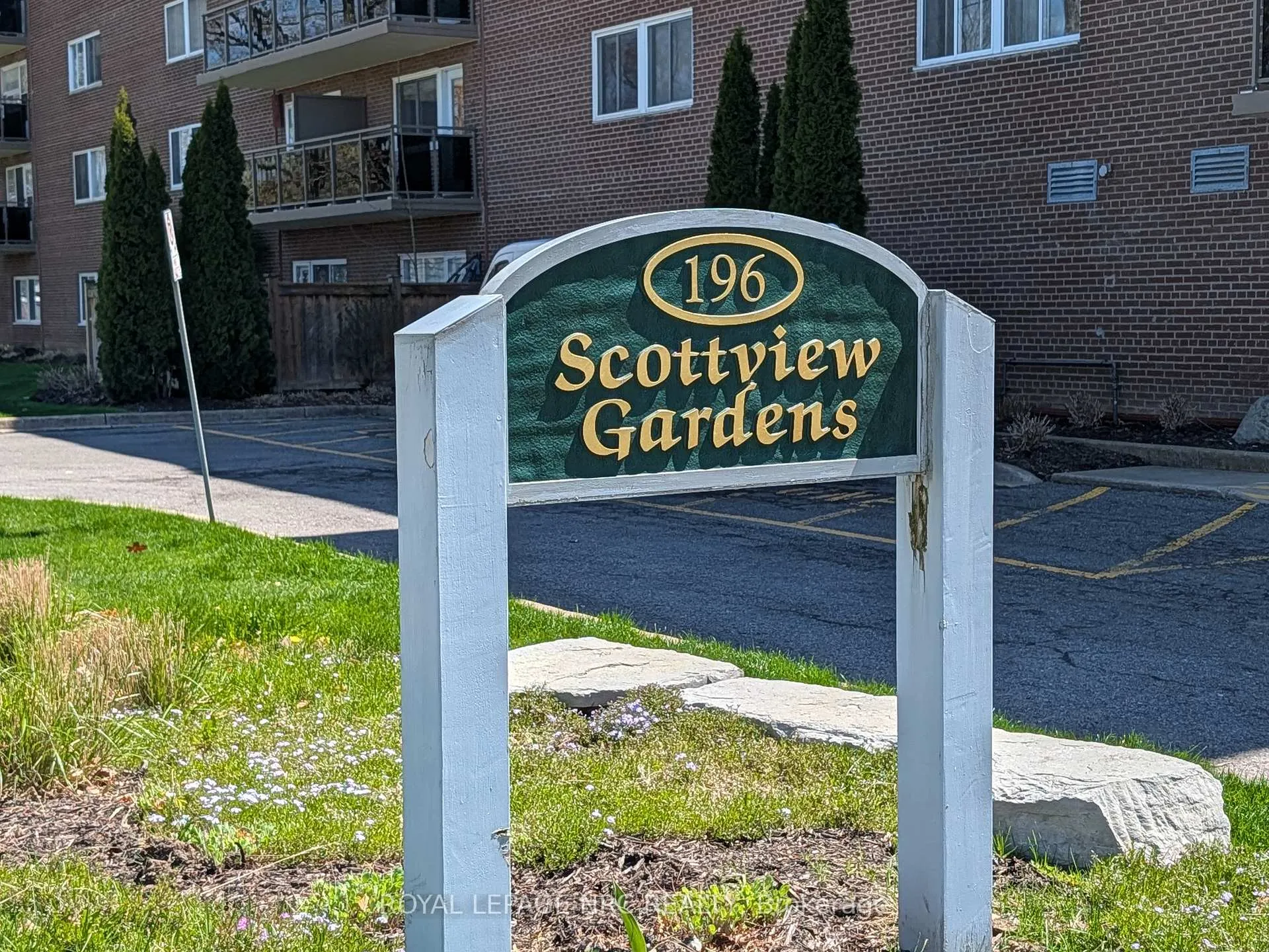 Photo 2 of Unit 404, 196 Scott Street, St. Catharines, Fairview — HOMEH