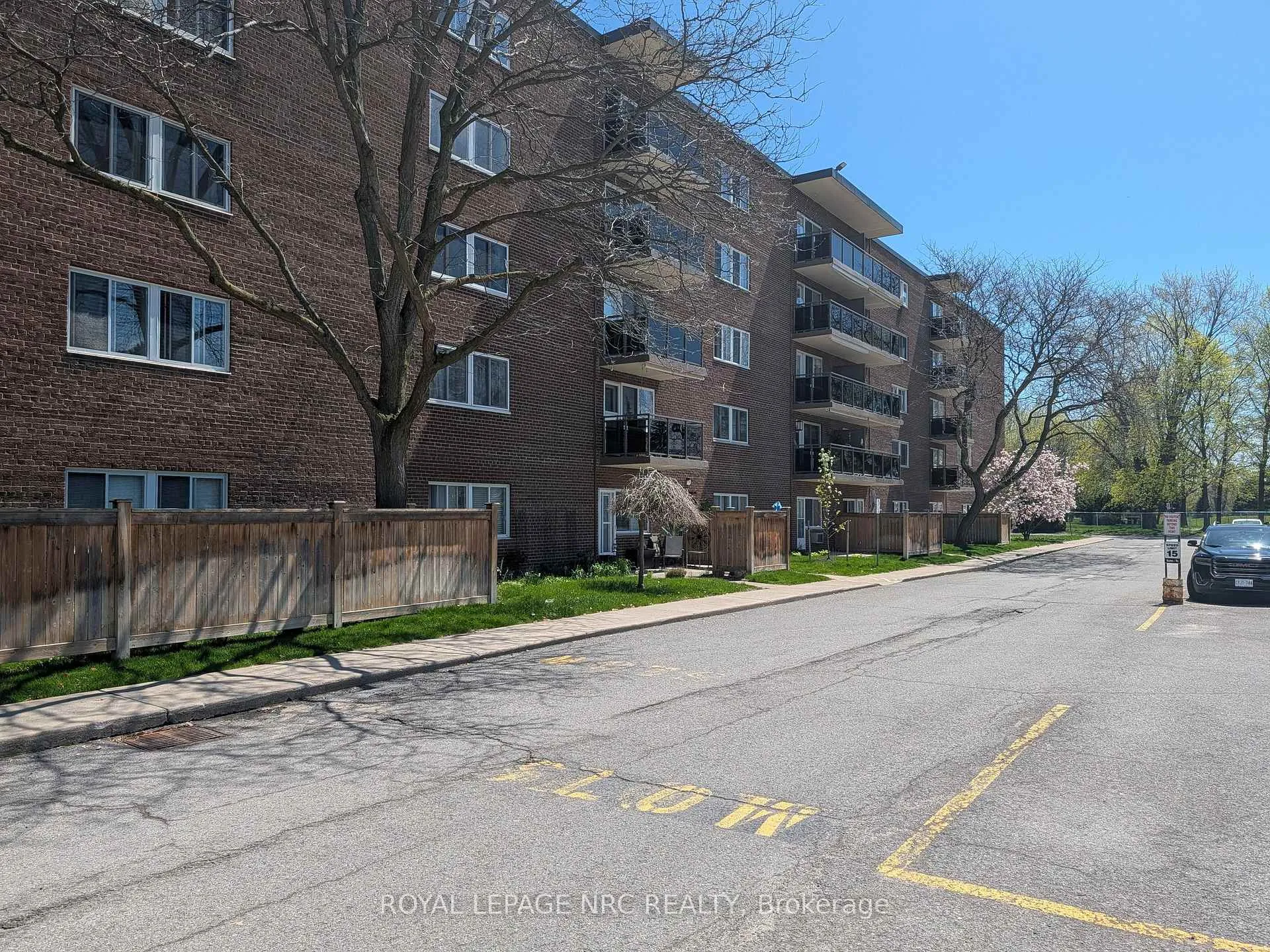 Photo 3 of Unit 404, 196 Scott Street, St. Catharines, Fairview — HOMEH
