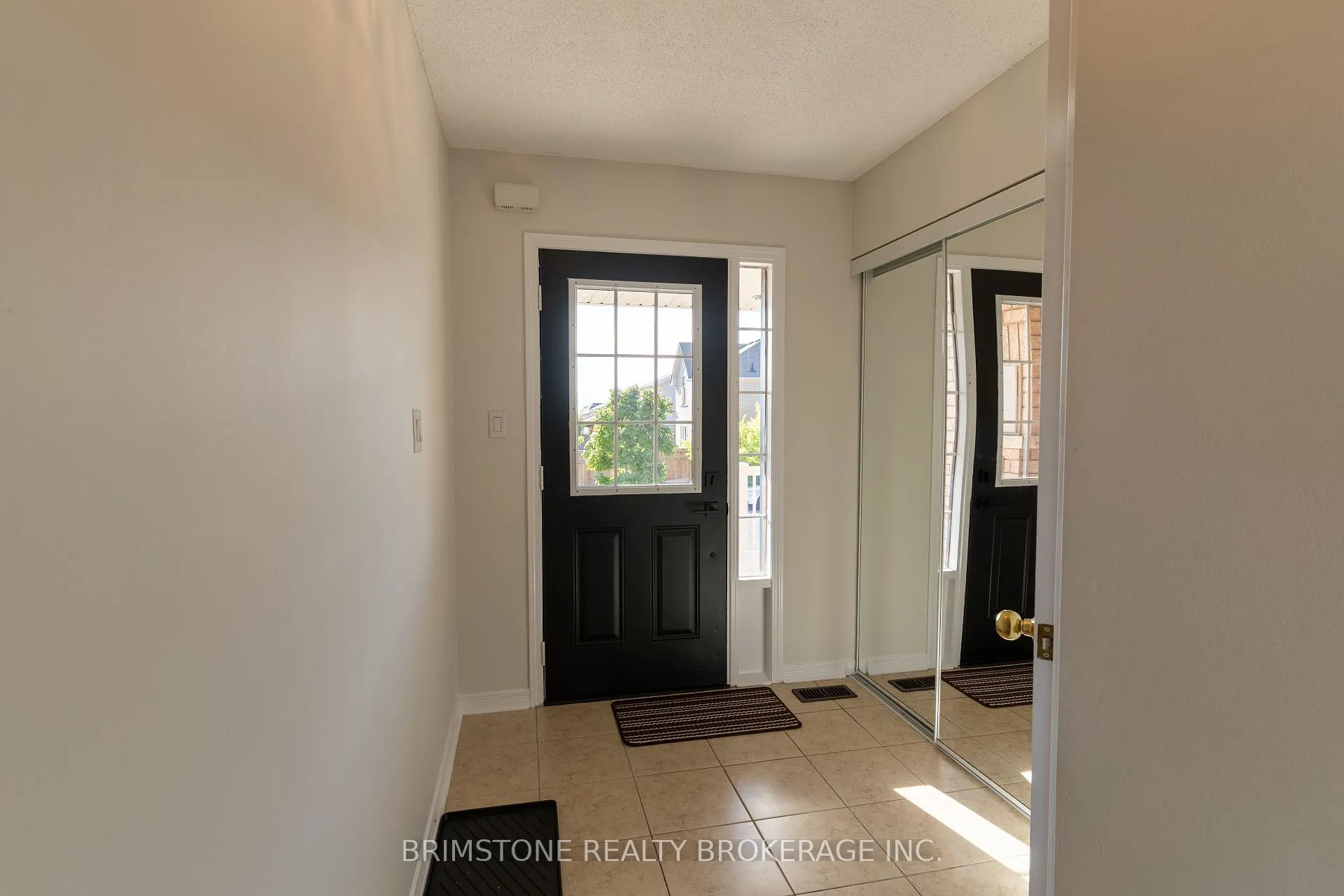 Photo 4 of 89 Winchester Terrace, Barrie, Innis-Shore — HOMEH