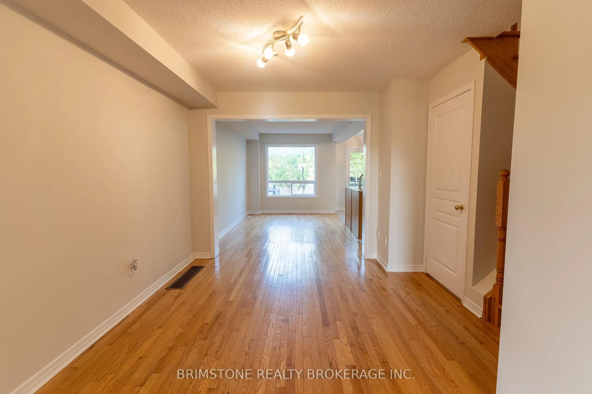 Photo 5 of 89 Winchester Terrace, Barrie, Innis-Shore — HOMEH