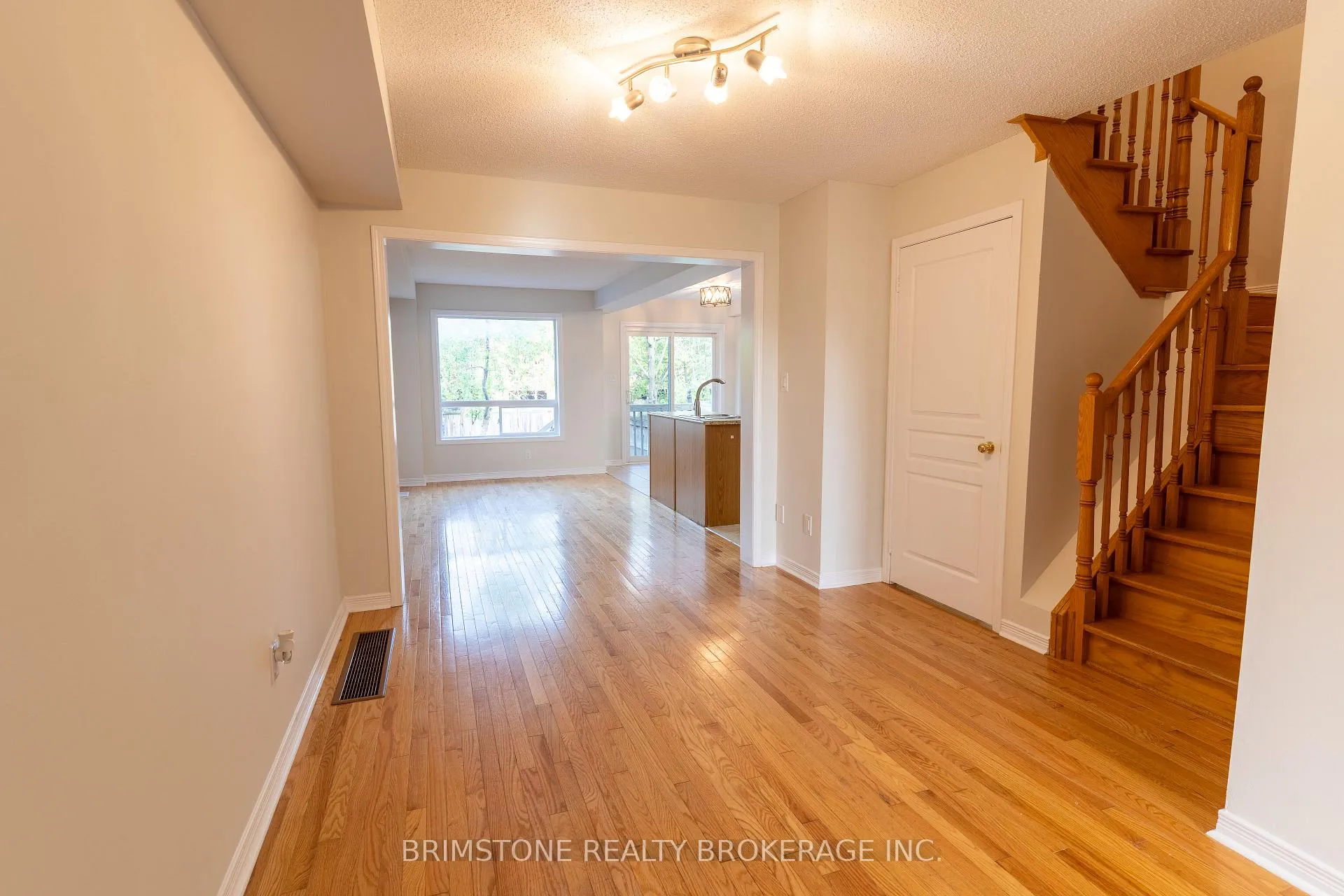 Photo 6 of 89 Winchester Terrace, Barrie, Innis-Shore — HOMEH