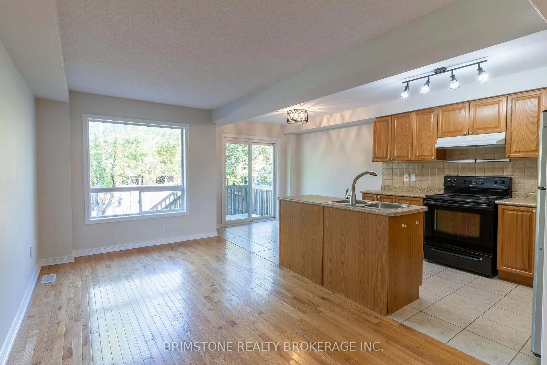 Photo 7 of 89 Winchester Terrace, Barrie, Innis-Shore — HOMEH