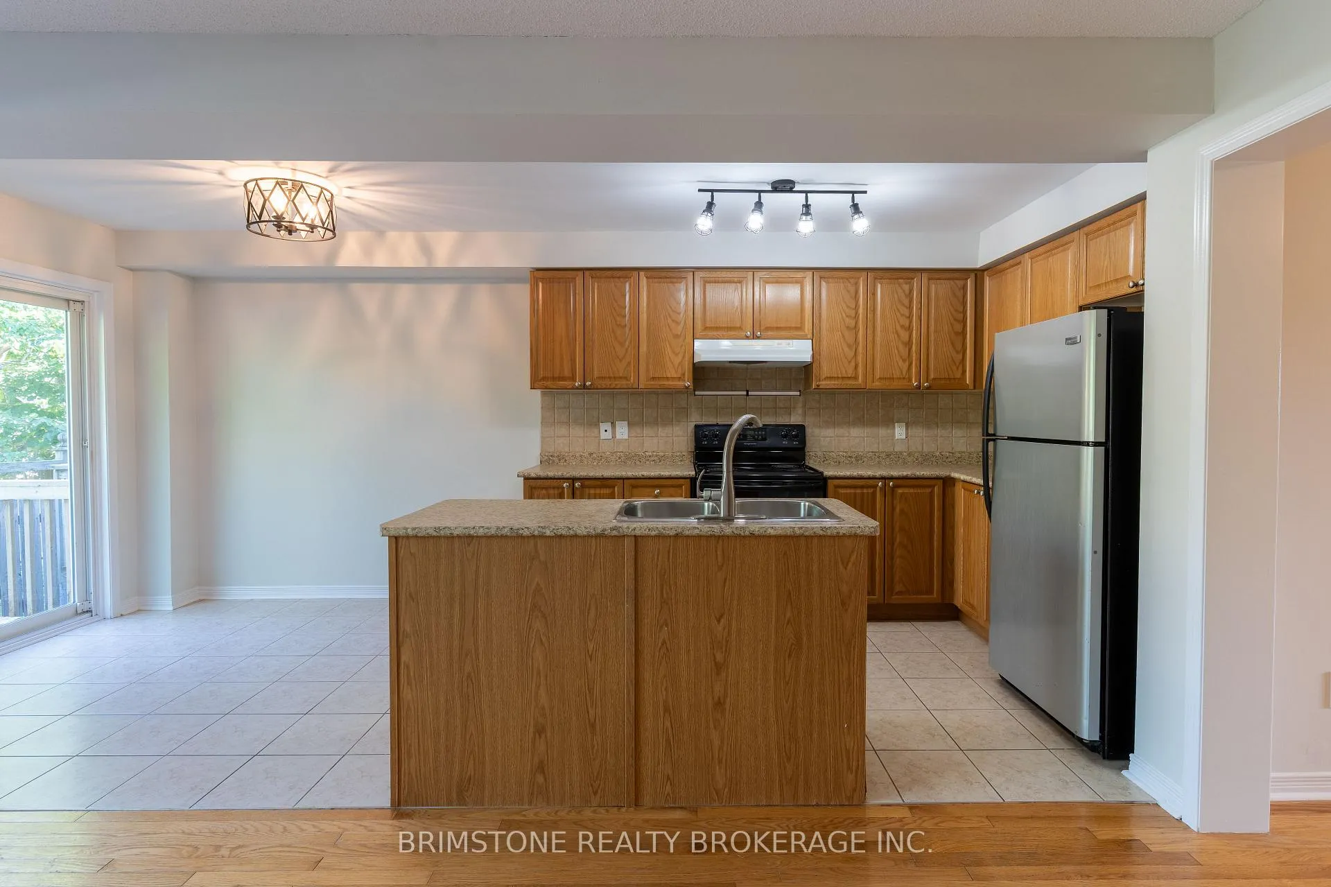 Photo 8 of 89 Winchester Terrace, Barrie, Innis-Shore — HOMEH