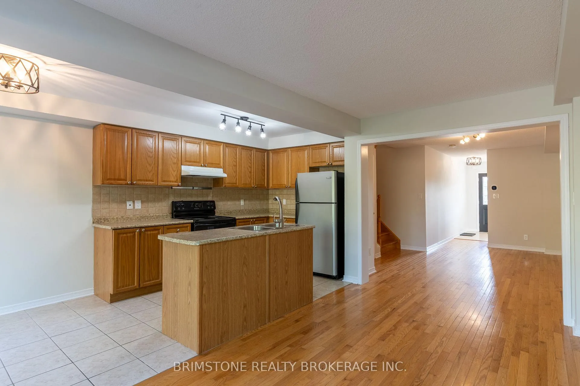 Photo 10 of 89 Winchester Terrace, Barrie, Innis-Shore — HOMEH