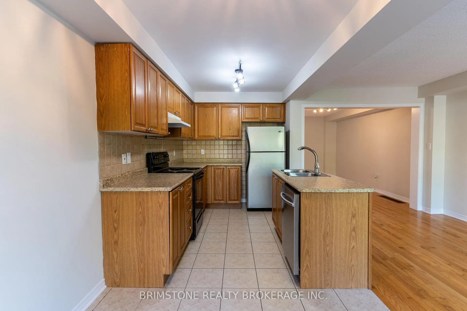 Photo 11 of 89 Winchester Terrace, Barrie, Innis-Shore — HOMEH