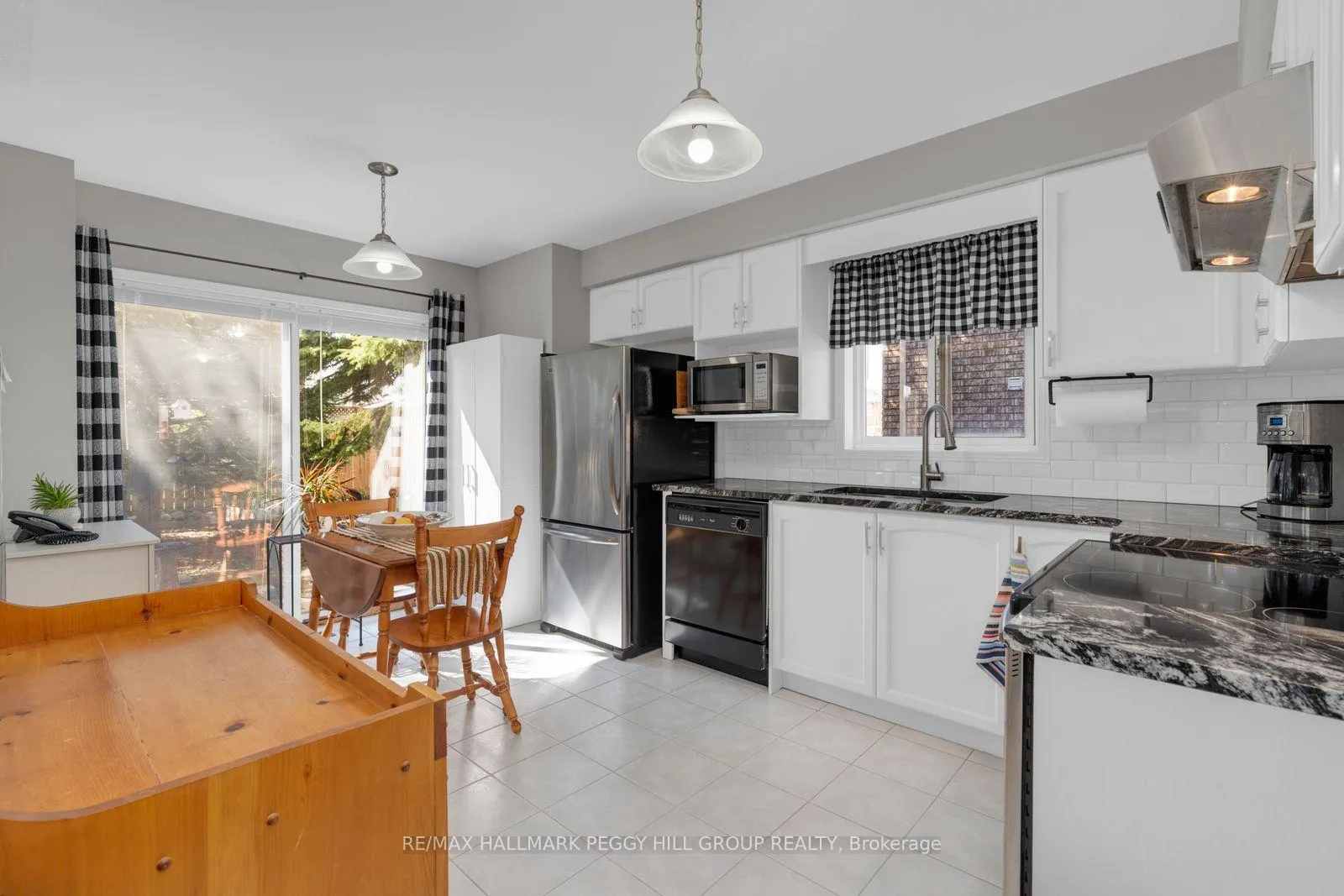 Photo 2 of 11 Hodgson Drive, Barrie, Northwest — HOMEH