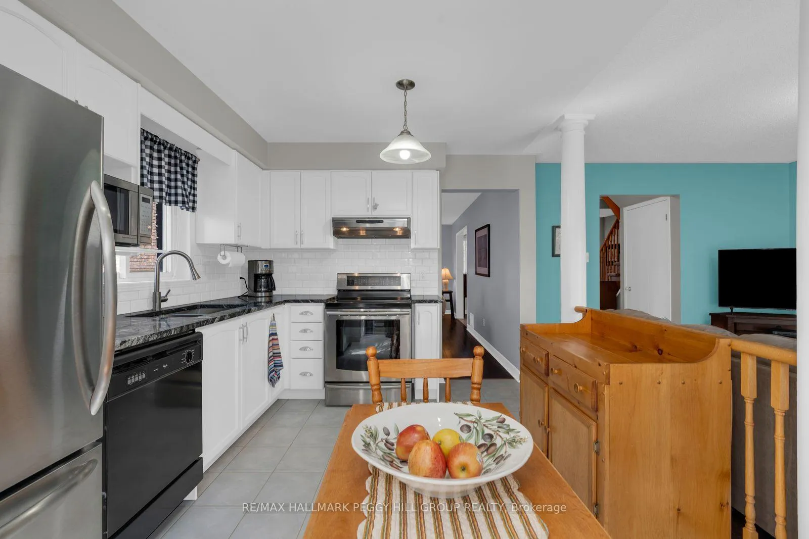 Photo 3 of 11 Hodgson Drive, Barrie, Northwest — HOMEH