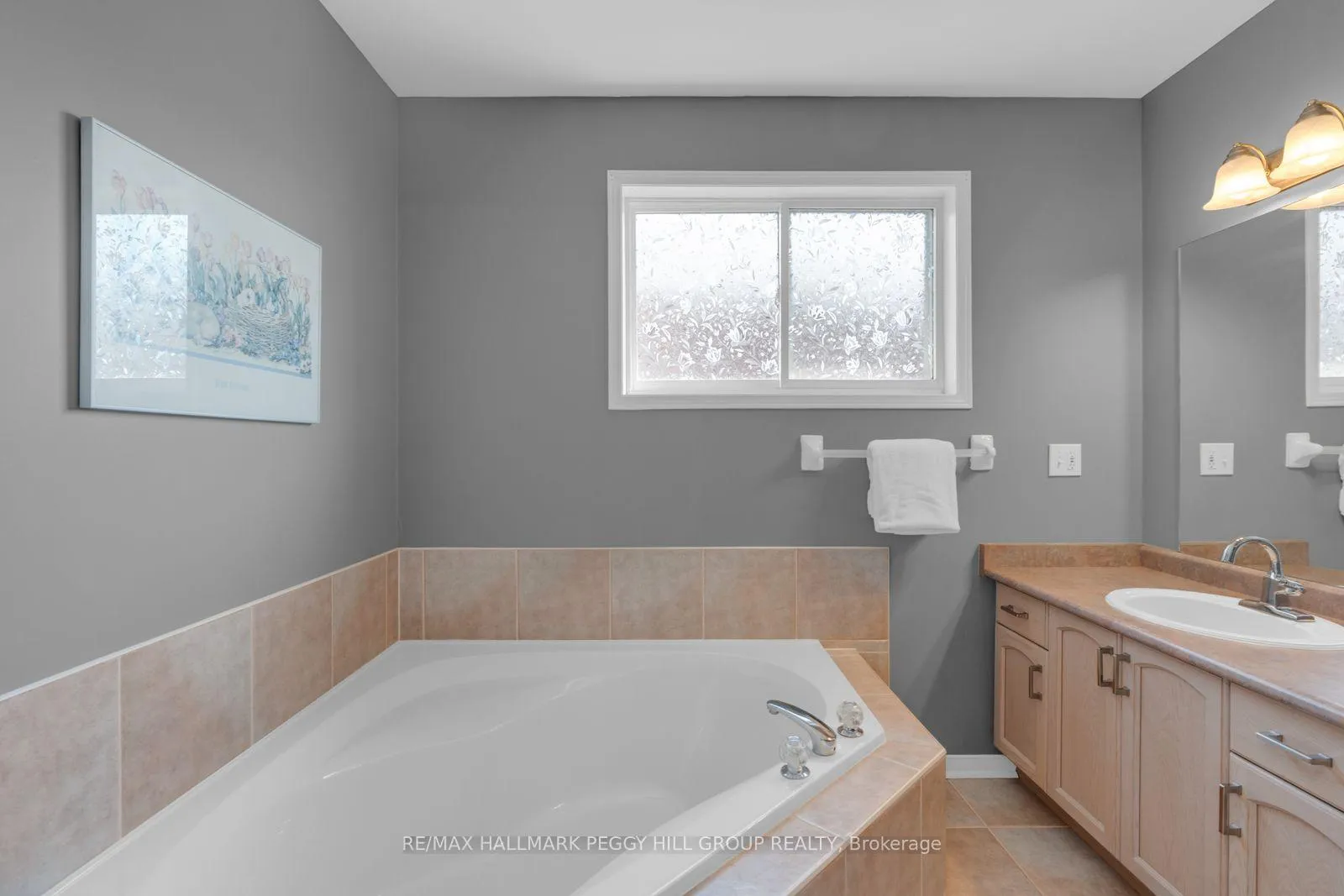 Photo 8 of 11 Hodgson Drive, Barrie, Northwest — HOMEH