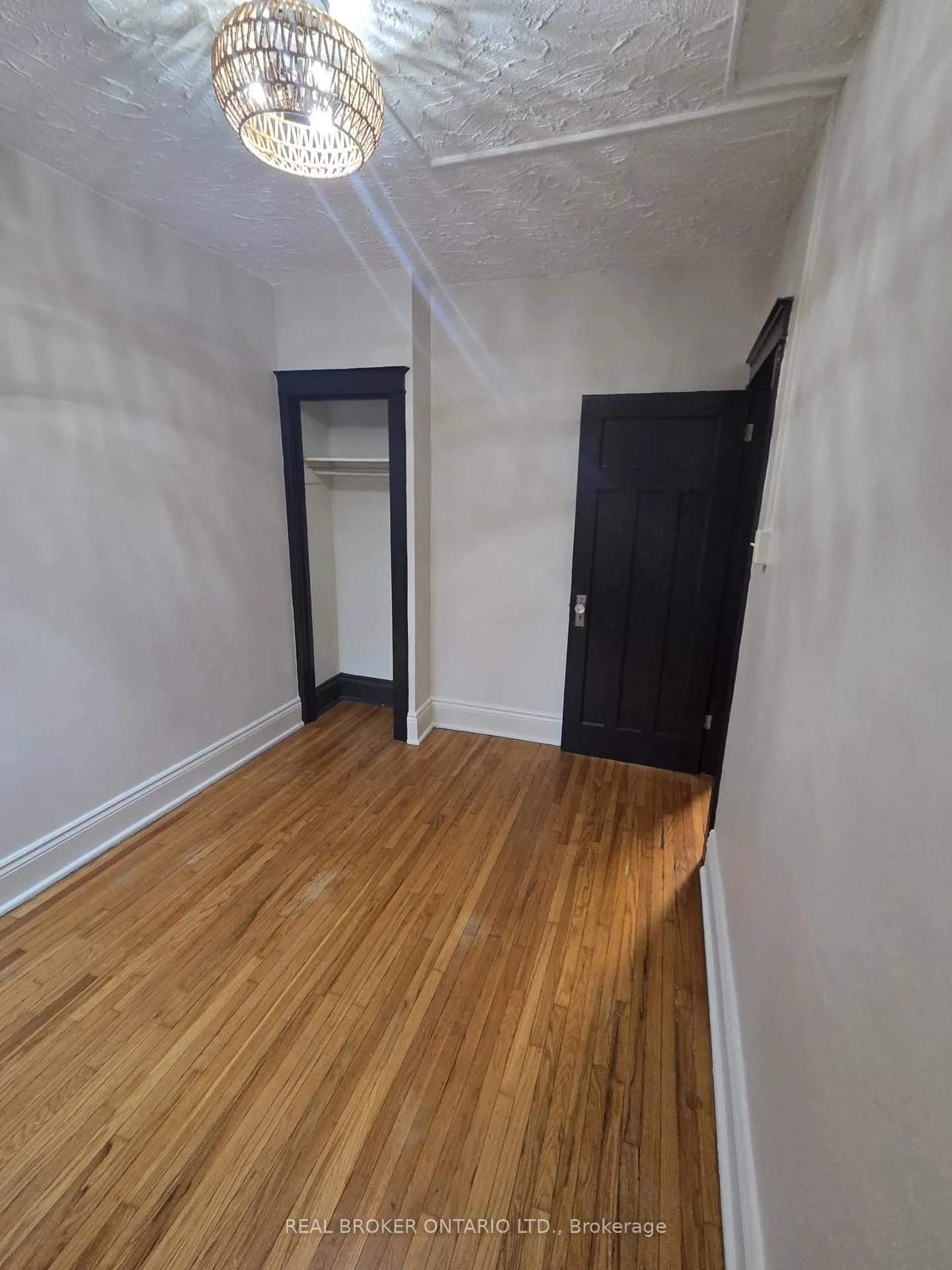 Photo 2 of Unit 10, 4 Hyde Park Avenue, Hamilton, Kirkendall — HOMEH
