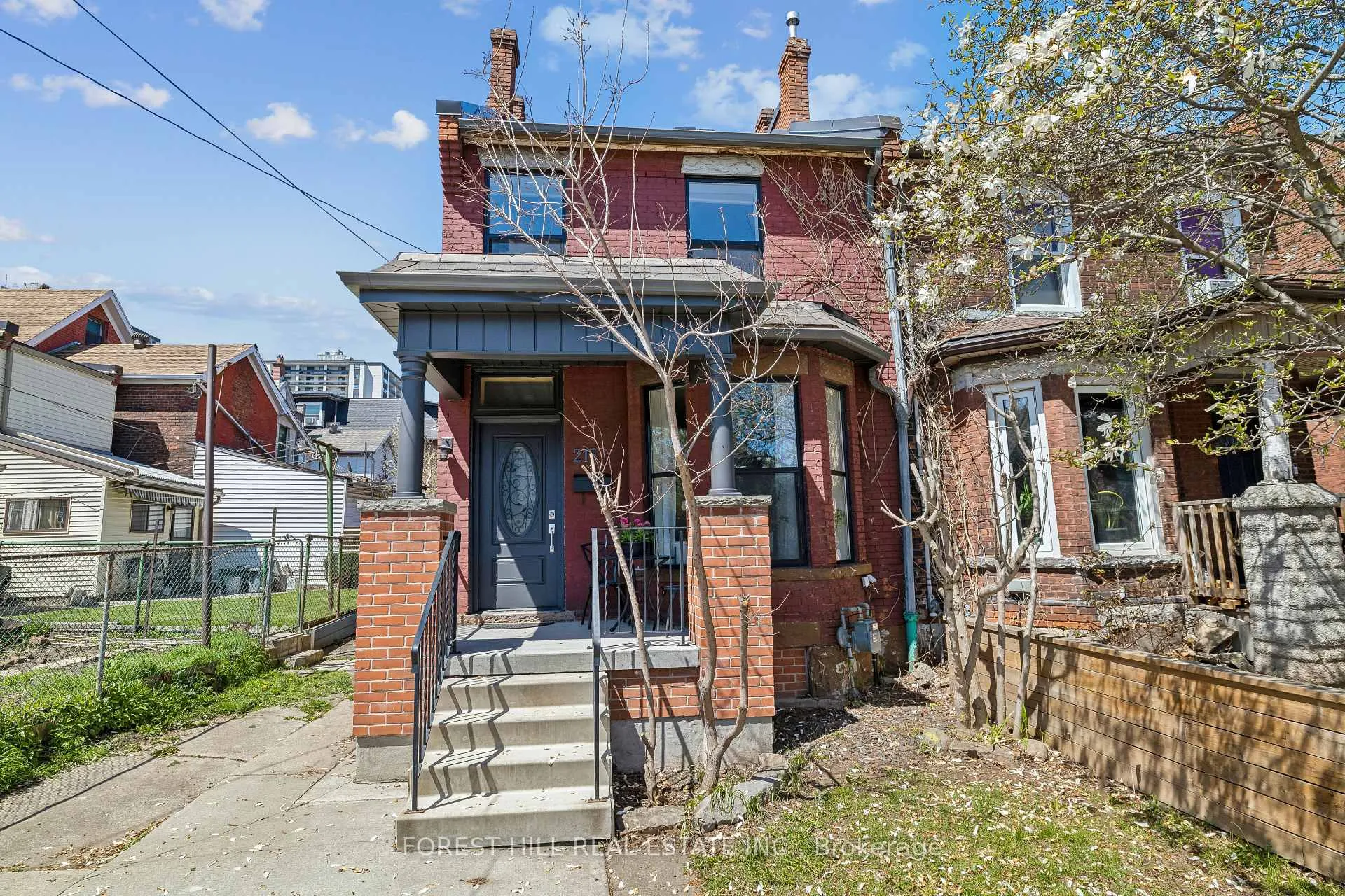 Front of 215 Catherine Street N