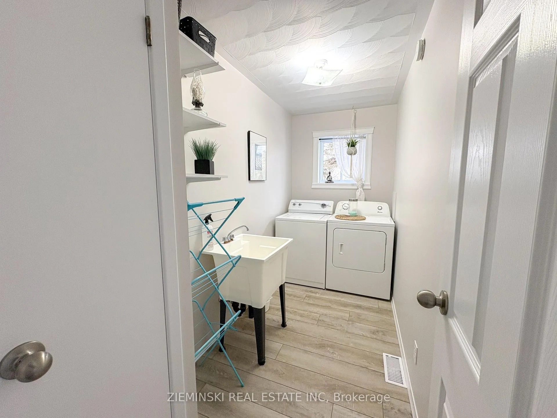 Photo 8 of 39 Sybil Ave, Cochrane — HOMEH