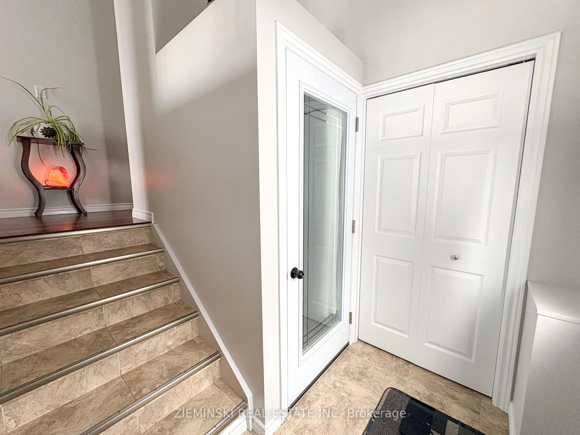 Photo 16 of 39 Sybil Ave, Cochrane — HOMEH