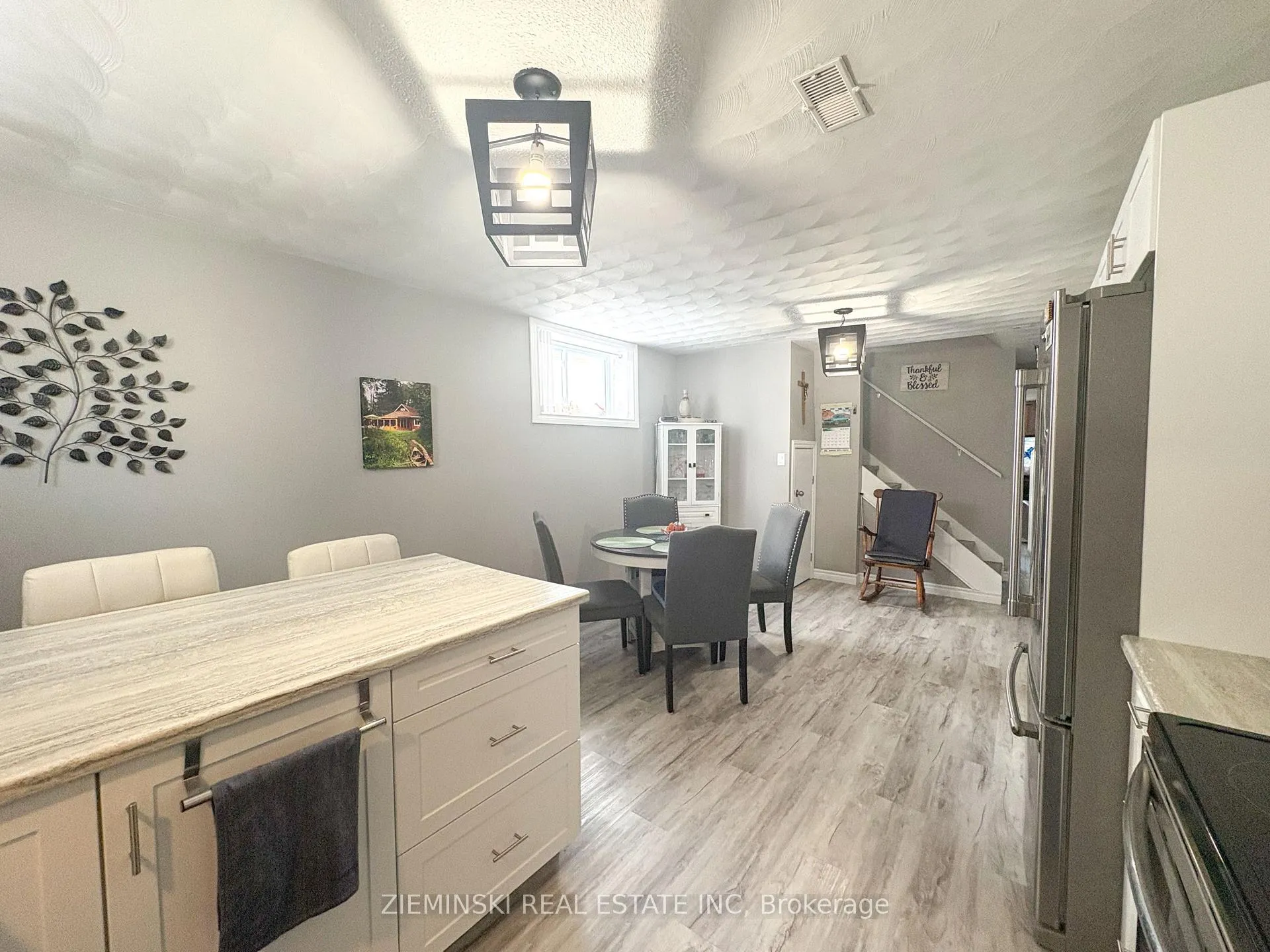 Photo 19 of 39 Sybil Ave, Cochrane — HOMEH