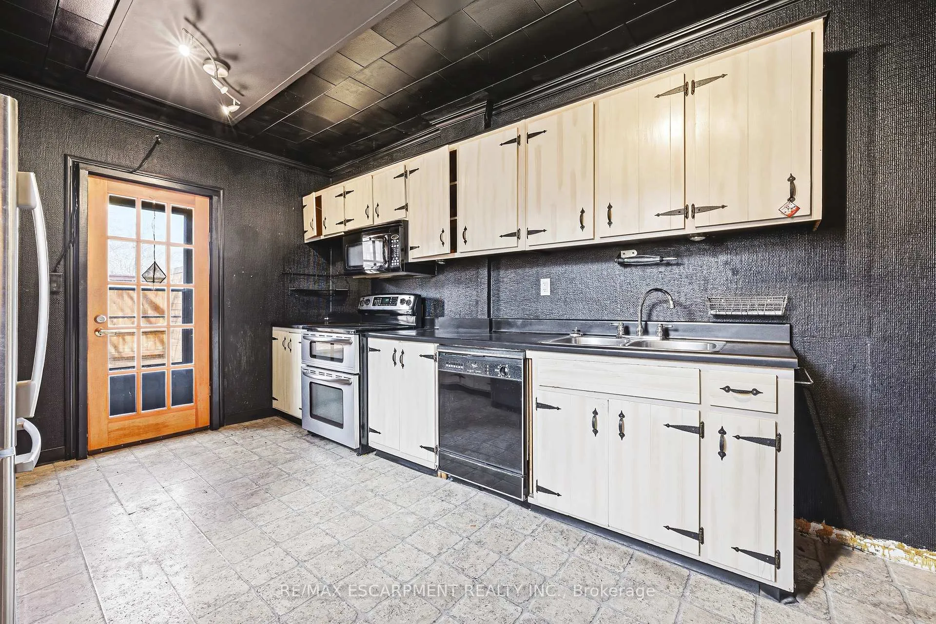 Photo 5 of 116 Catharine Street S, Hamilton, Corktown — HOMEH
