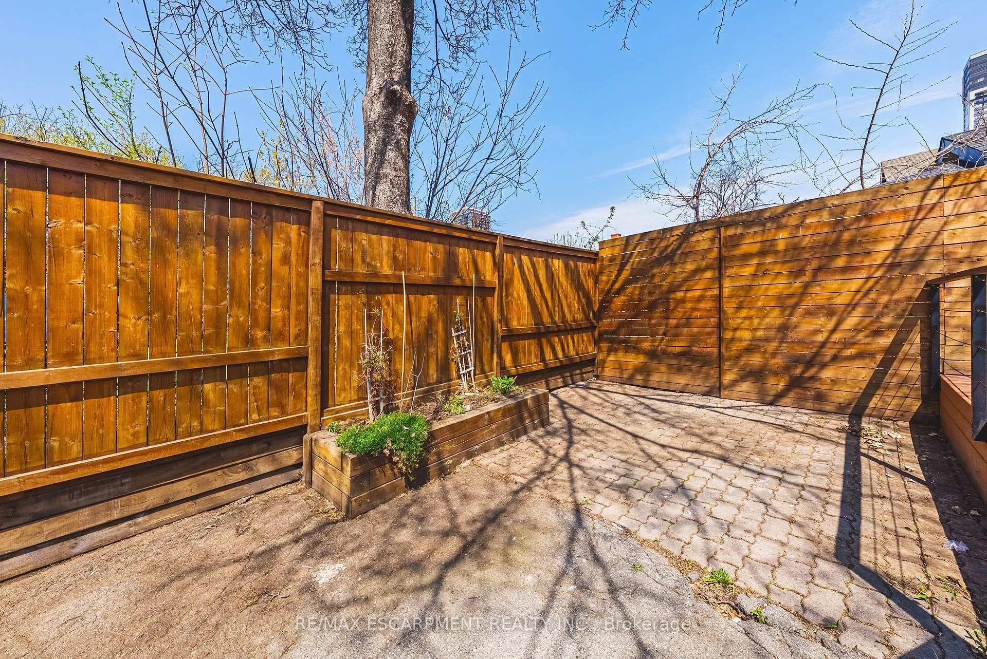 Photo 13 of 116 Catharine Street S, Hamilton, Corktown — HOMEH