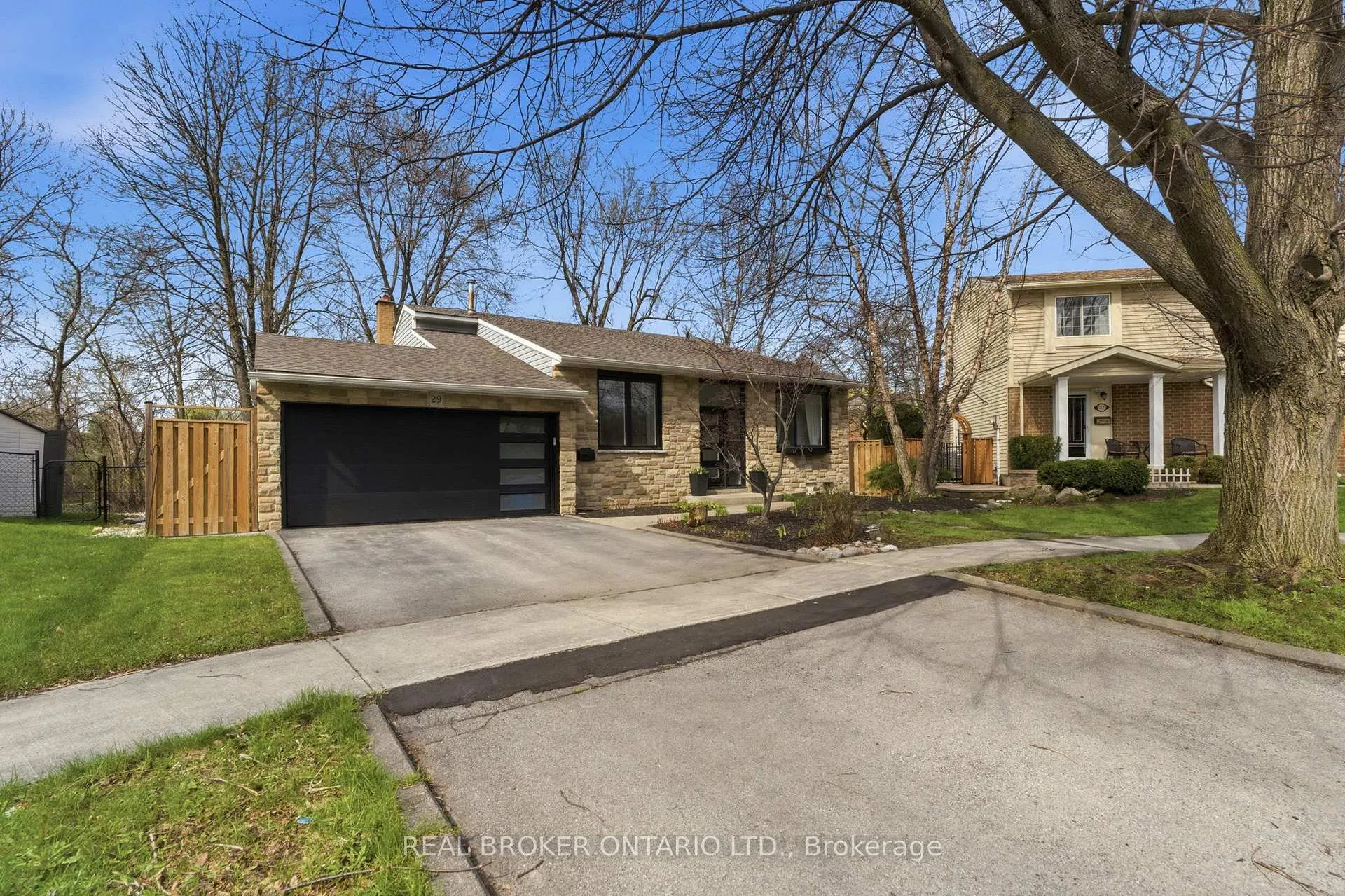 Photo 2 of 29 Melissa Crescent, Hamilton, Waterdown — HOMEH