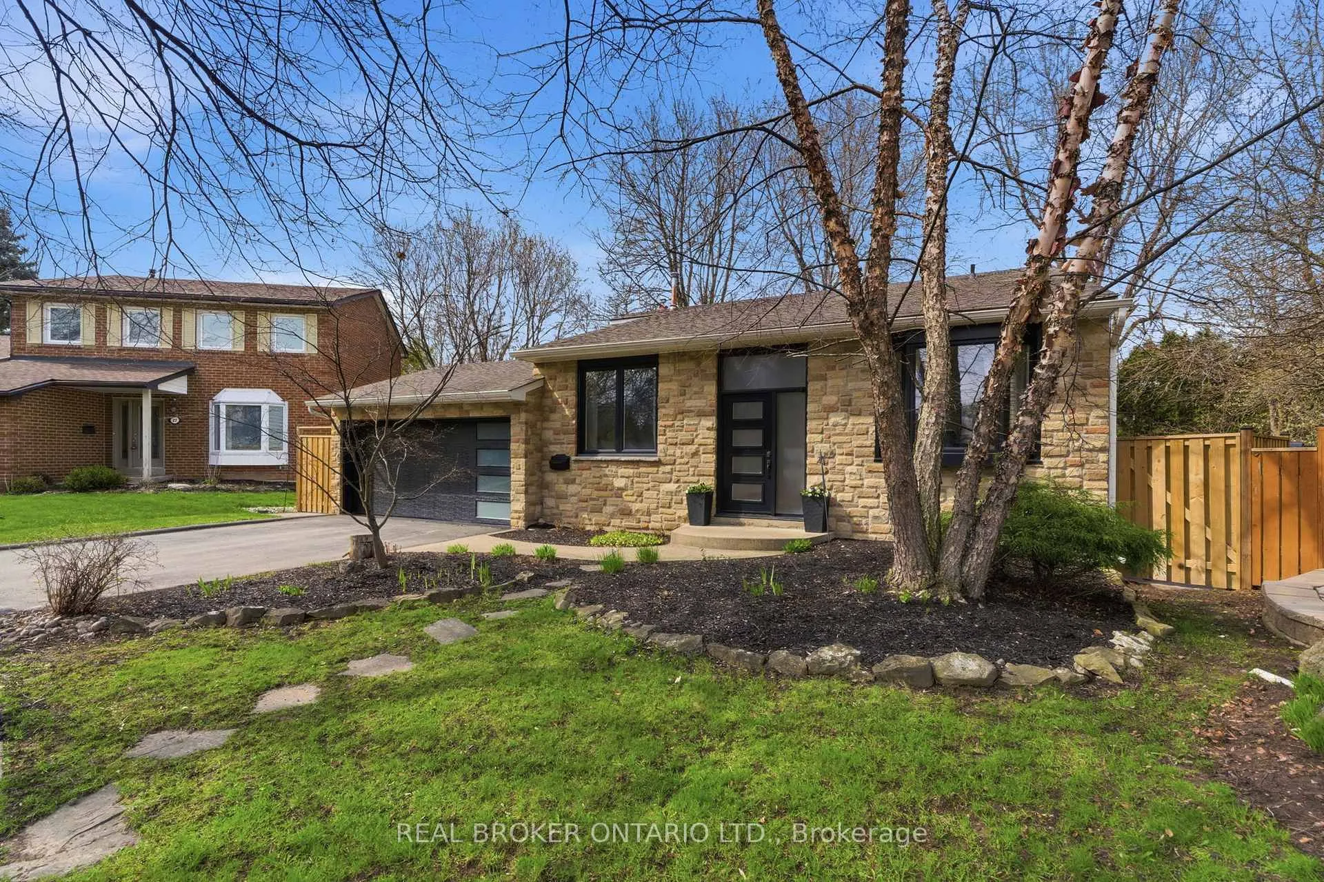 Photo 3 of 29 Melissa Crescent, Hamilton, Waterdown — HOMEH