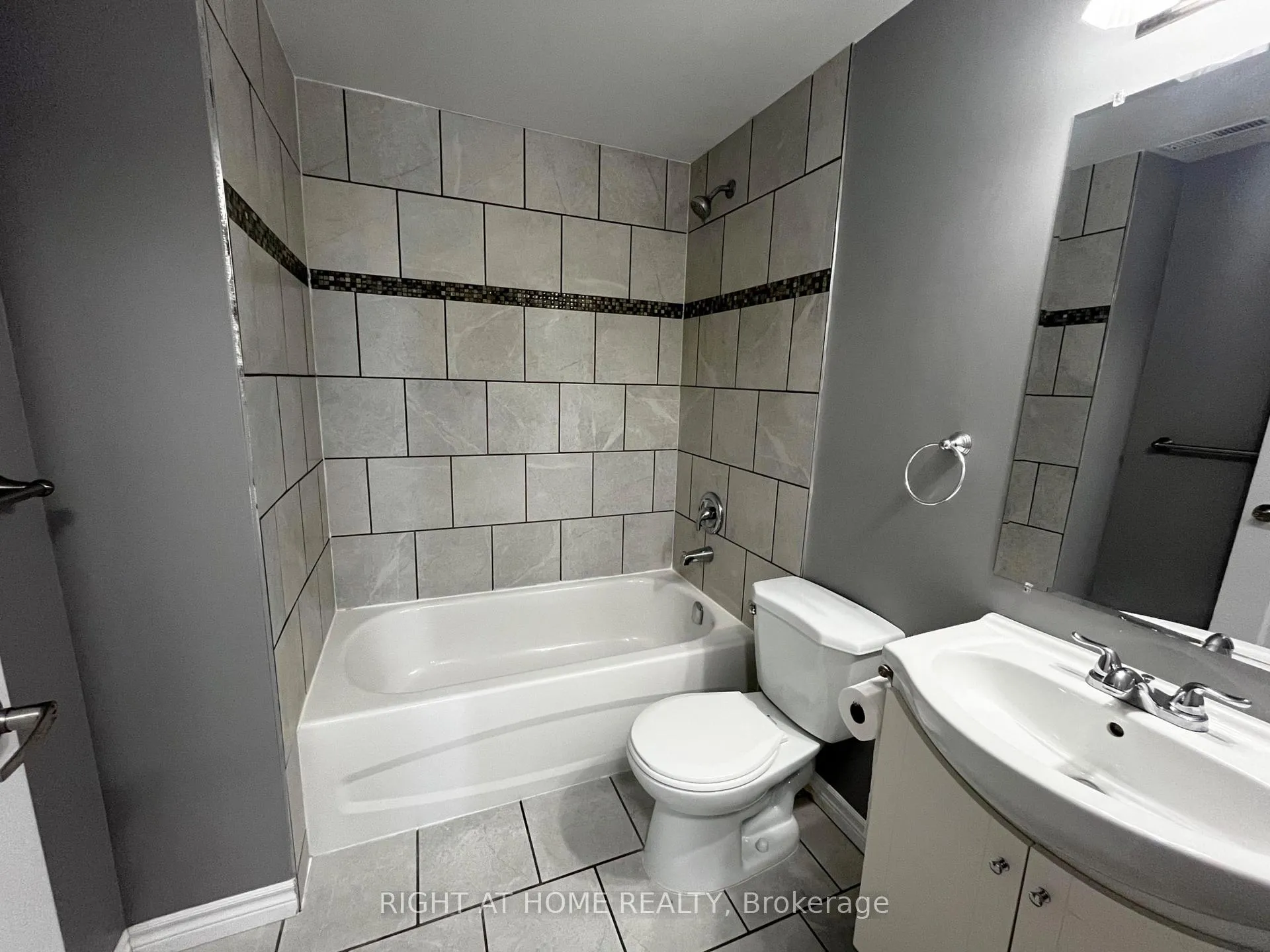 Photo 6 of Unit Unit 2, 294 Anne Street N, Barrie, Letitia Heights — HOMEH