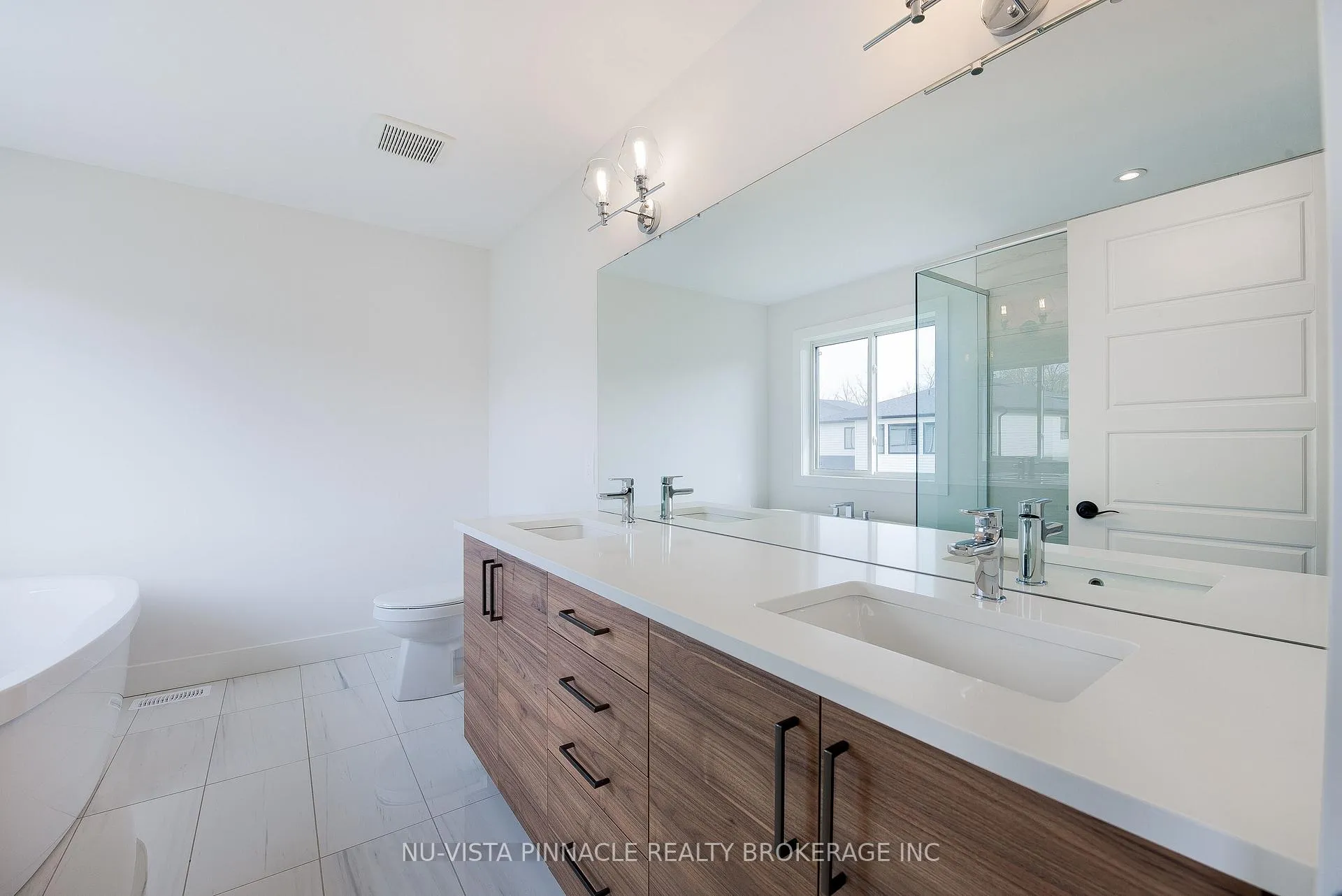 Photo 4 of 1689 Brayford Avenue, London, South K — HOMEH