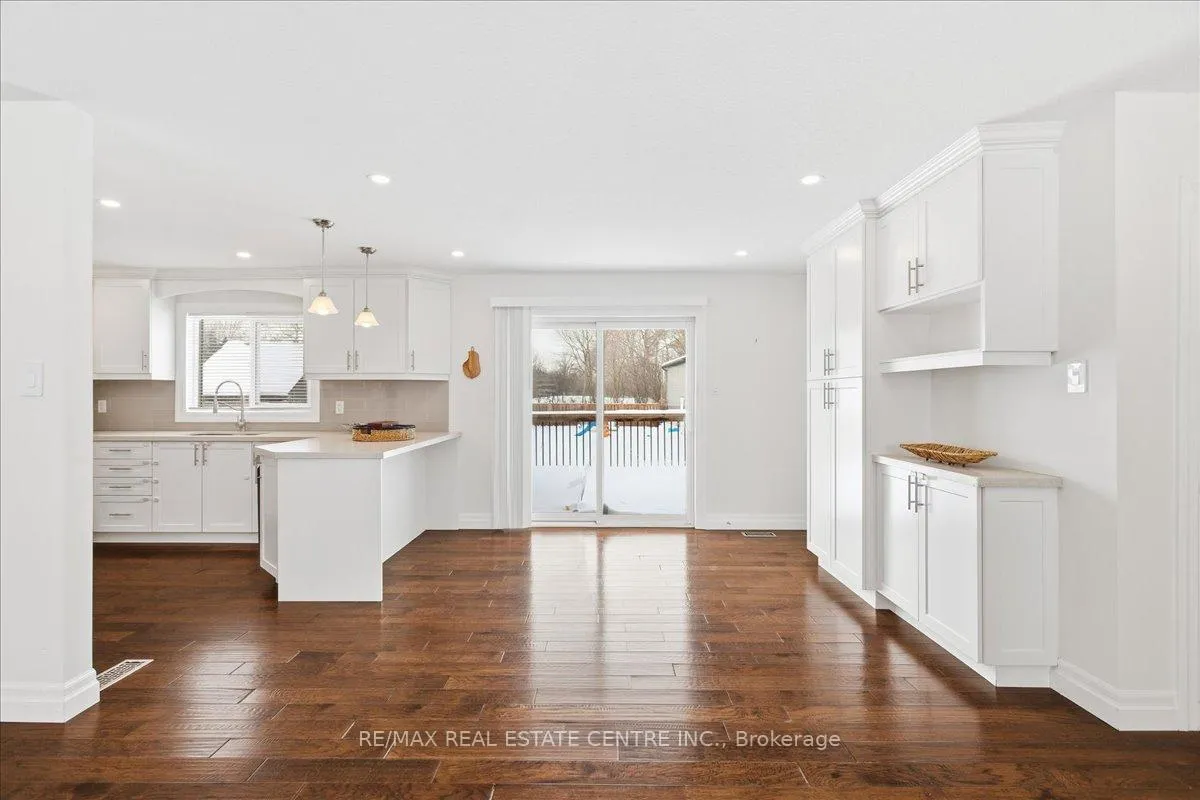 Photo 4 of 431 Second Road E, Hamilton, Stoney Creek — HOMEH