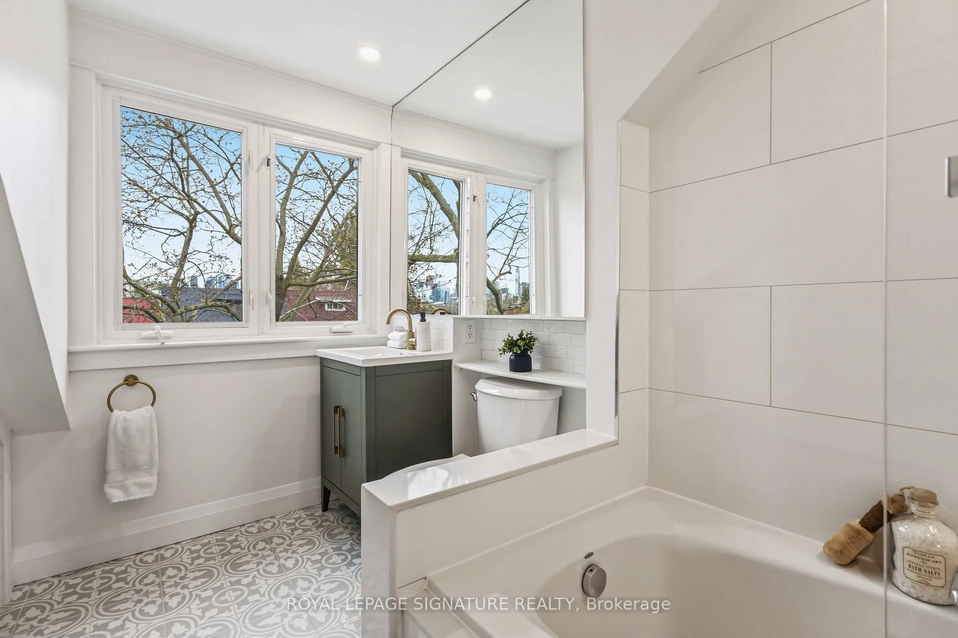 Photo 26 of 31 Hampton Avenue, Toronto, North Riverdale — HOMEH