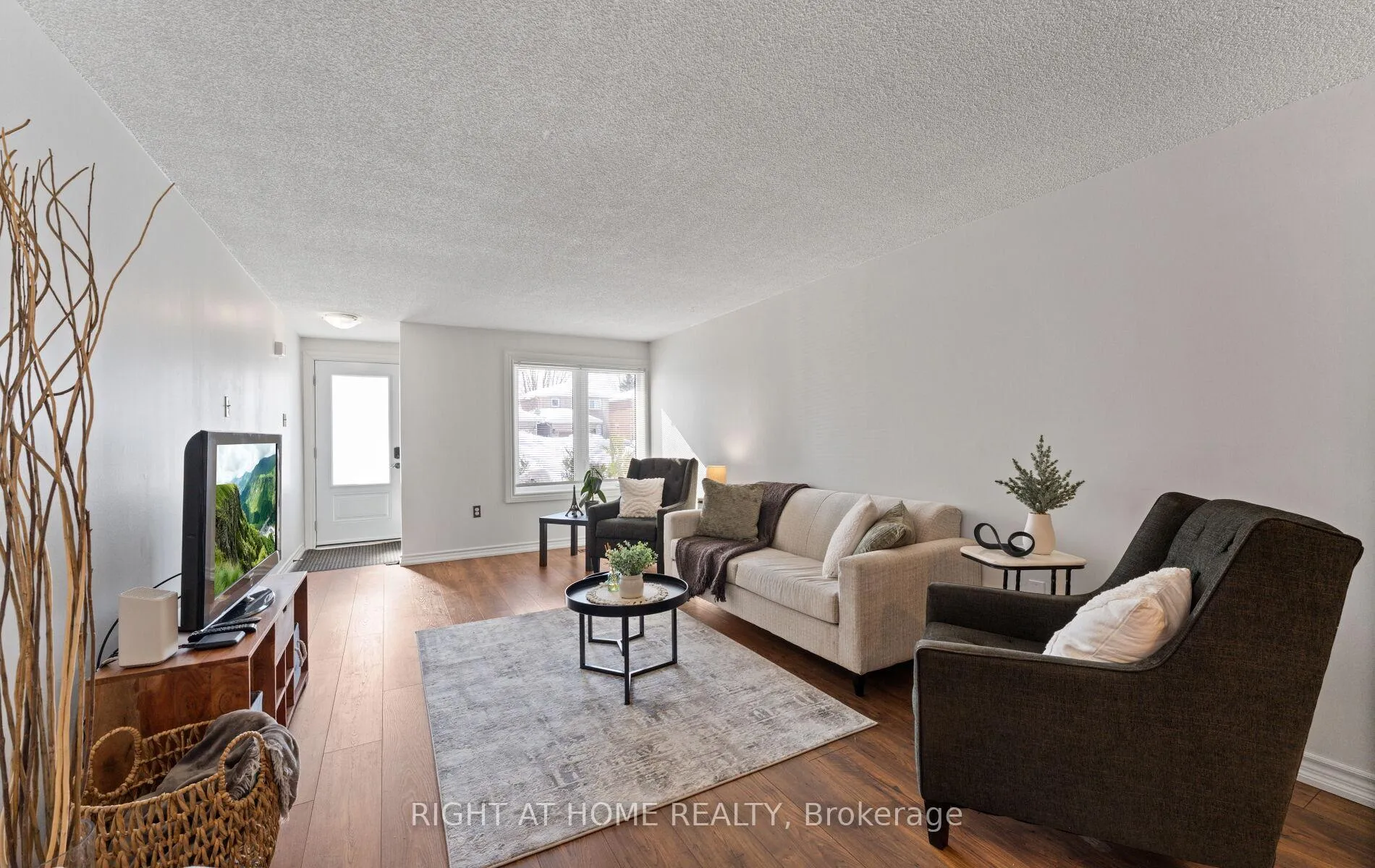 Photo 4 of 56 Ferguson Drive, Barrie, Northwest — HOMEH