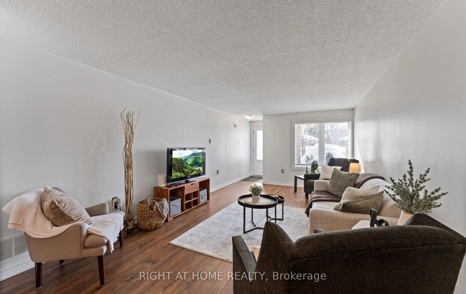 Photo 5 of 56 Ferguson Drive, Barrie, Northwest — HOMEH
