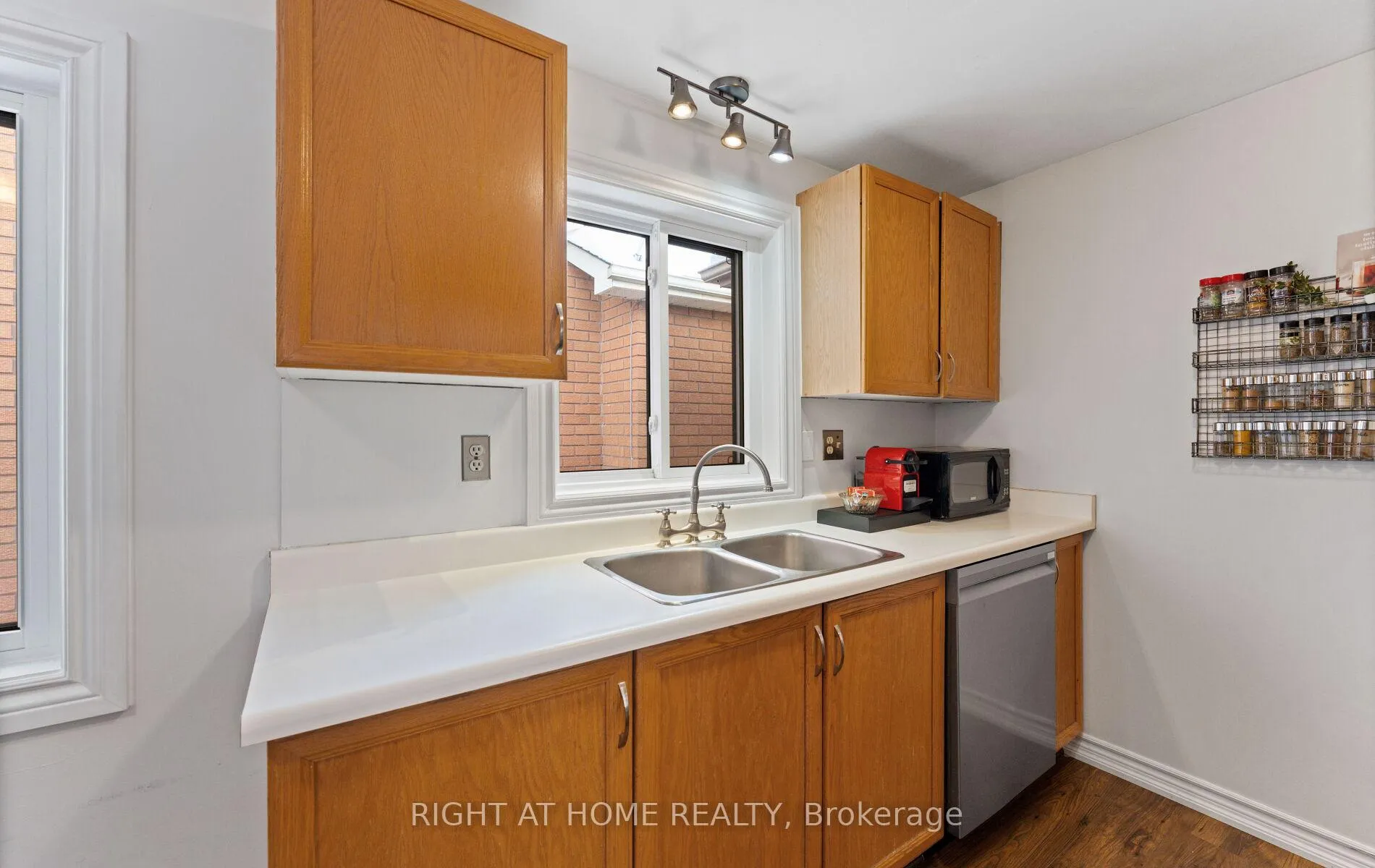 Photo 8 of 56 Ferguson Drive, Barrie, Northwest — HOMEH