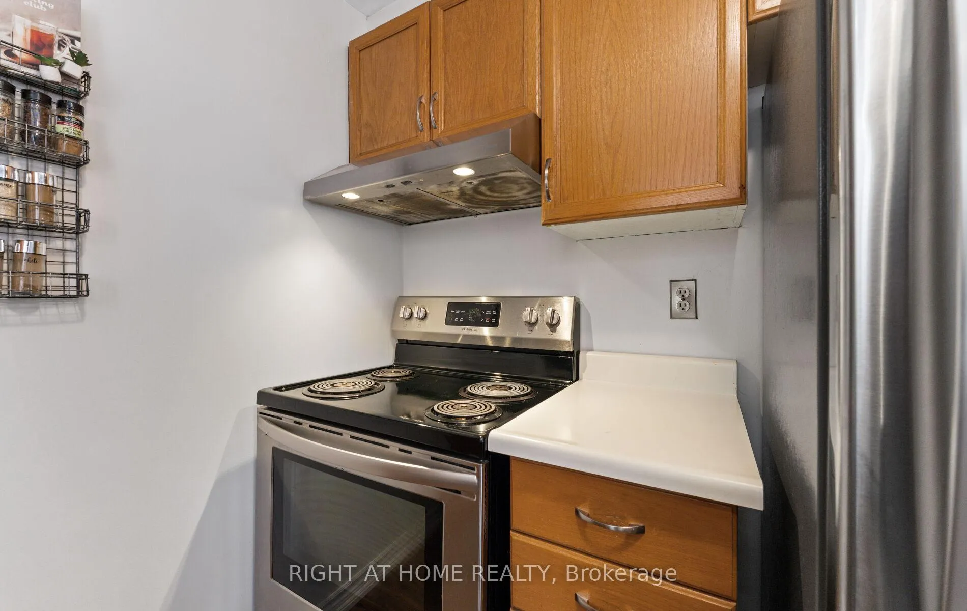 Photo 9 of 56 Ferguson Drive, Barrie, Northwest — HOMEH
