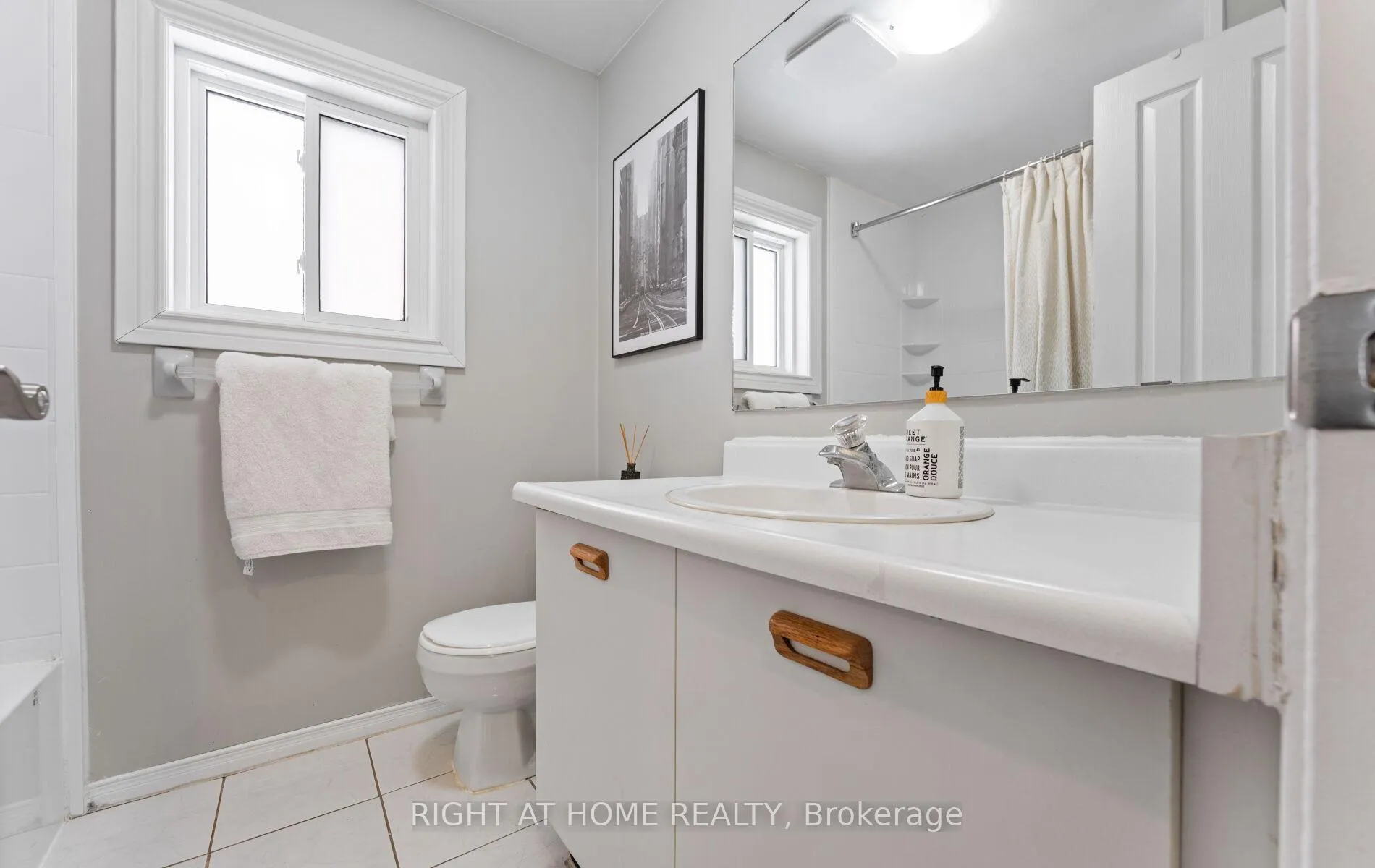 Photo 12 of 56 Ferguson Drive, Barrie, Northwest — HOMEH