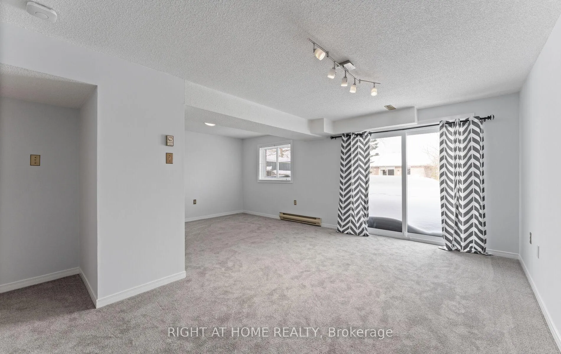 Photo 13 of 56 Ferguson Drive, Barrie, Northwest — HOMEH