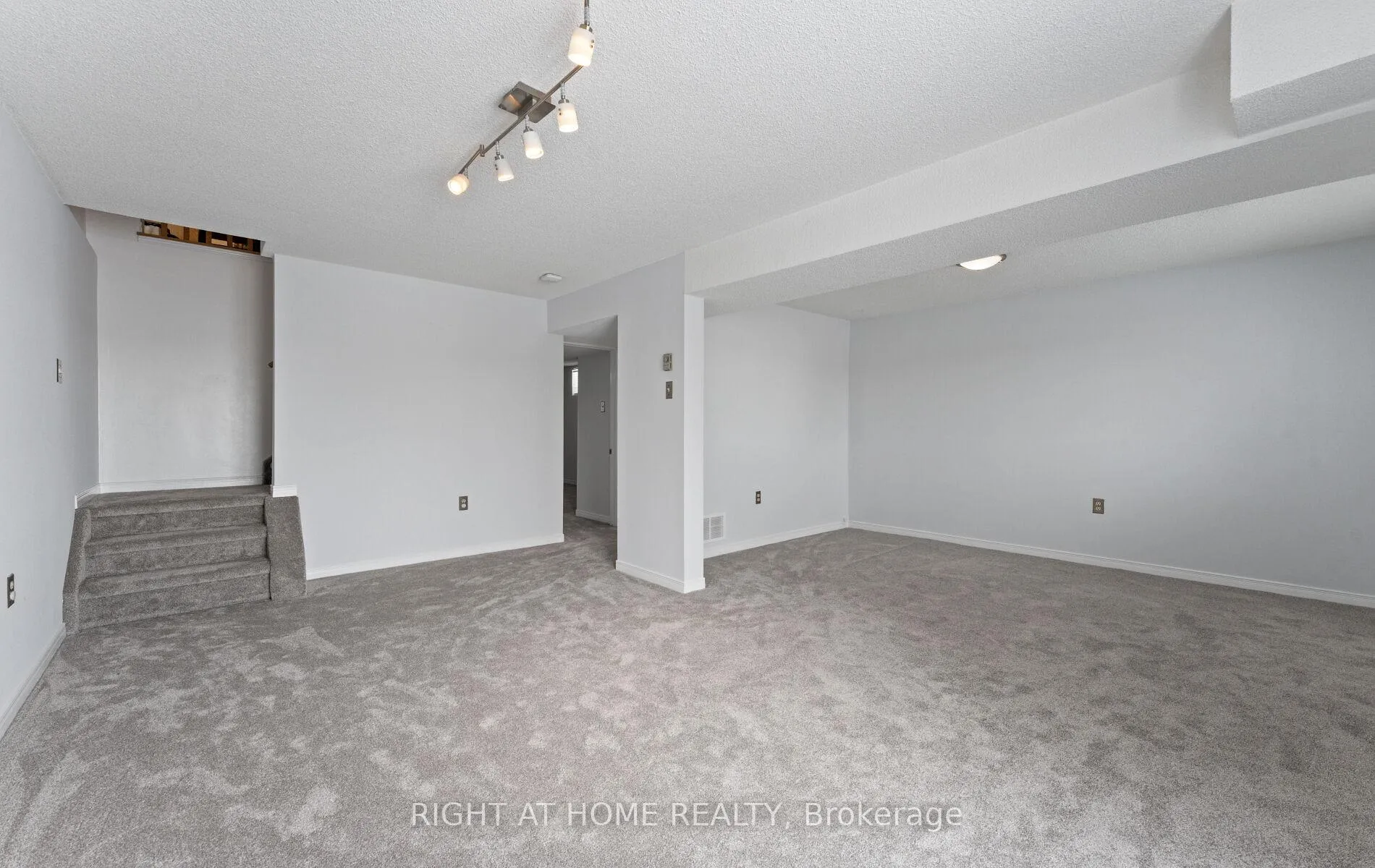 Photo 15 of 56 Ferguson Drive, Barrie, Northwest — HOMEH