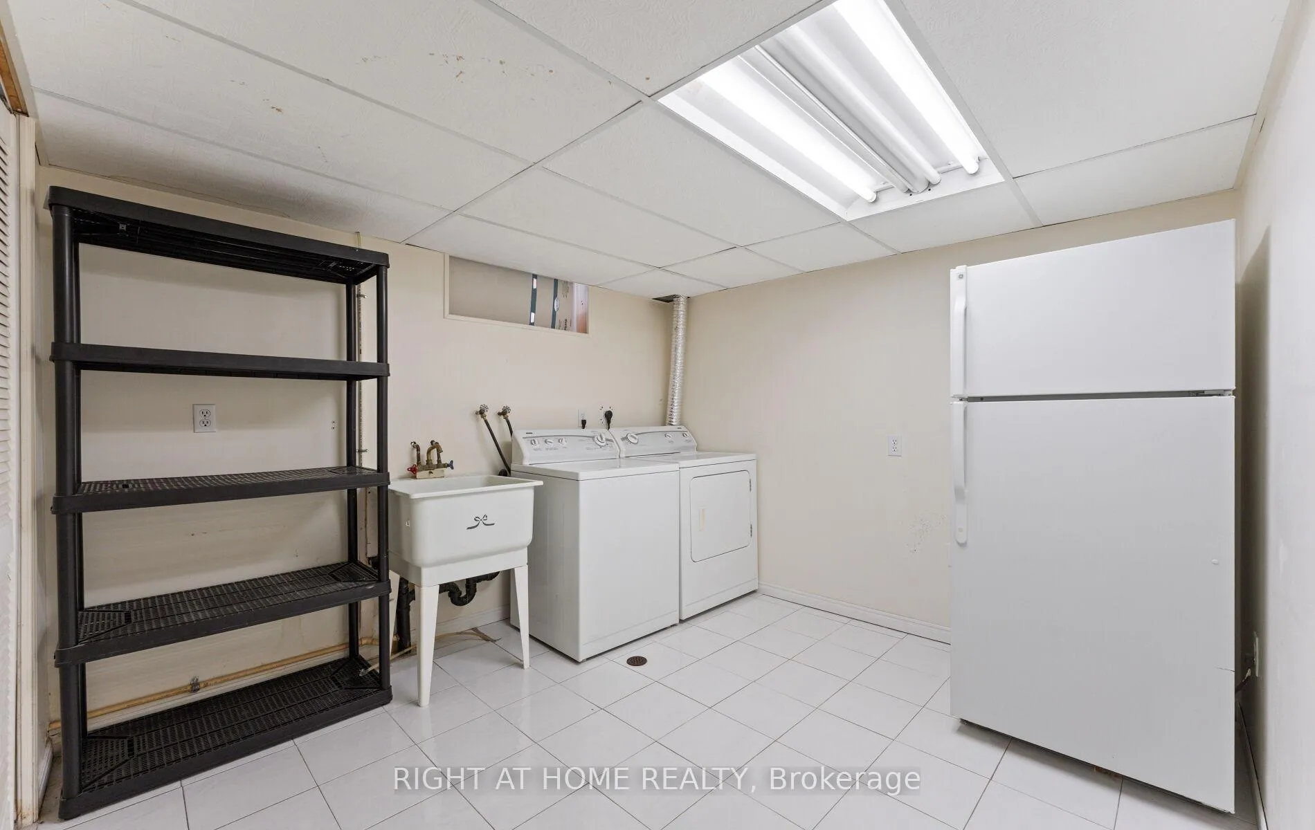 Photo 17 of 56 Ferguson Drive, Barrie, Northwest — HOMEH