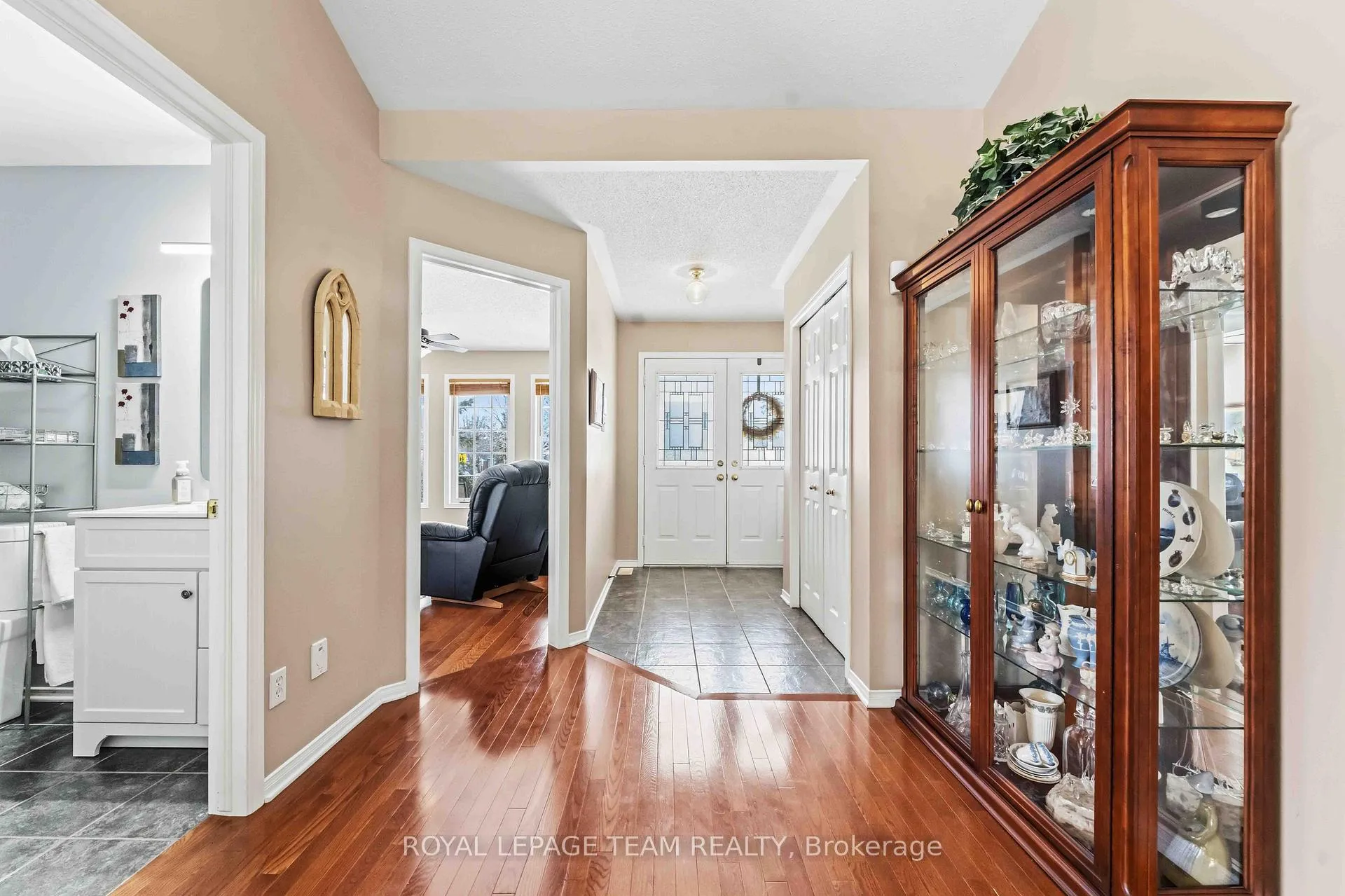 Photo 4 of 45 Burnstead Crescent, Ottawa, Kanata - Emerald Meadows/Trailwest — HOMEH