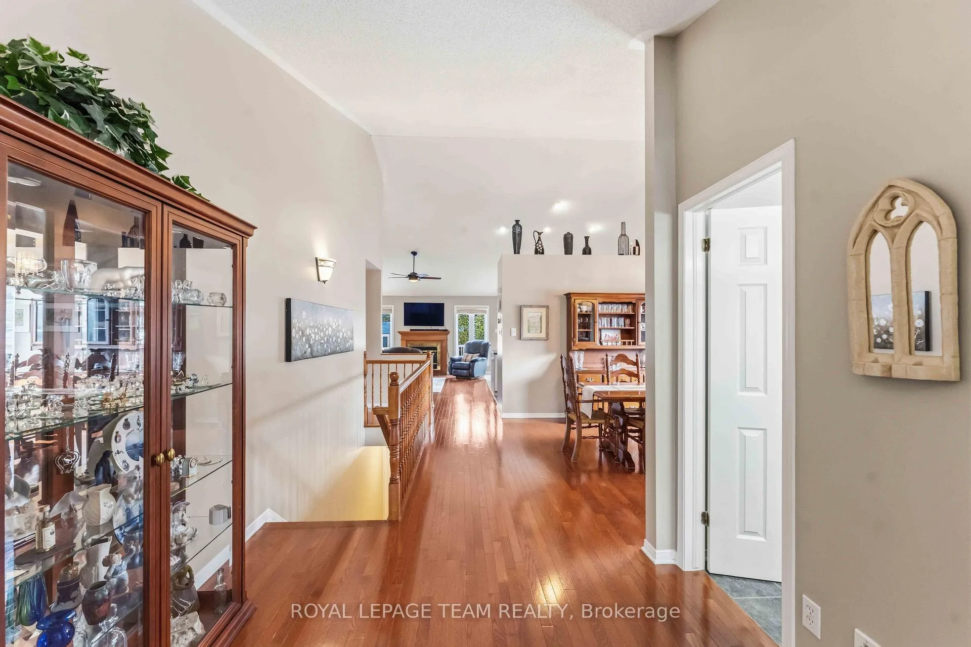 Photo 5 of 45 Burnstead Crescent, Ottawa, Kanata - Emerald Meadows/Trailwest — HOMEH