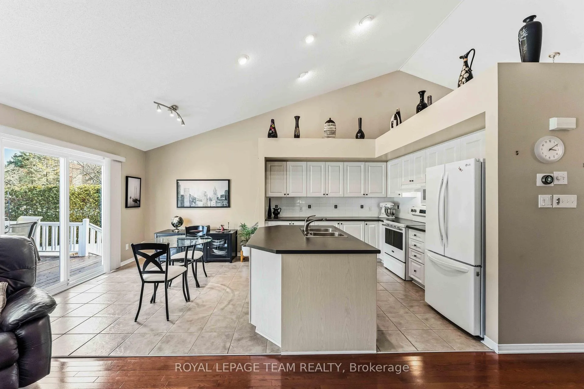 Photo 11 of 45 Burnstead Crescent, Ottawa, Kanata - Emerald Meadows/Trailwest — HOMEH
