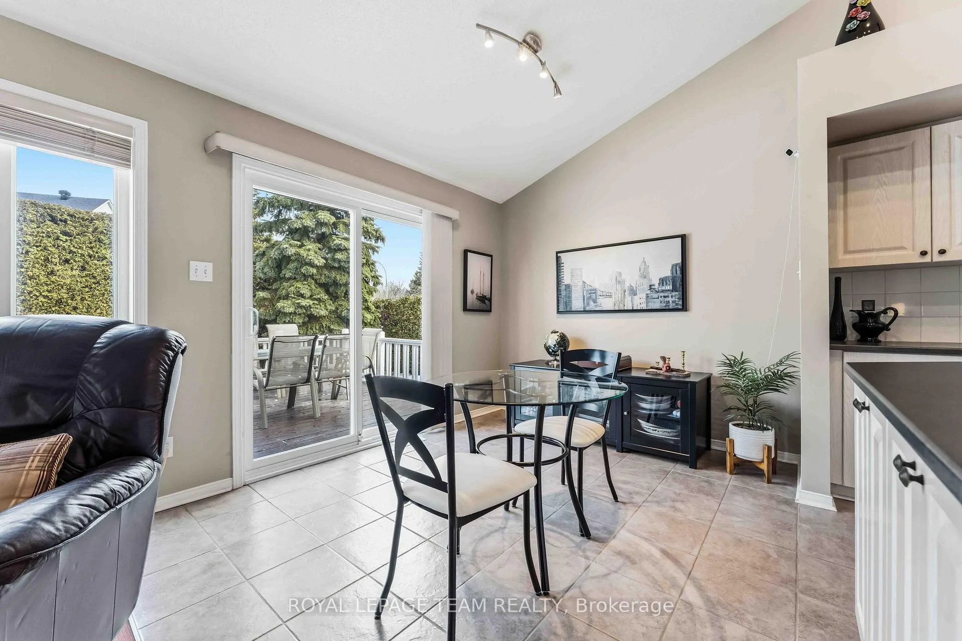 Photo 14 of 45 Burnstead Crescent, Ottawa, Kanata - Emerald Meadows/Trailwest — HOMEH
