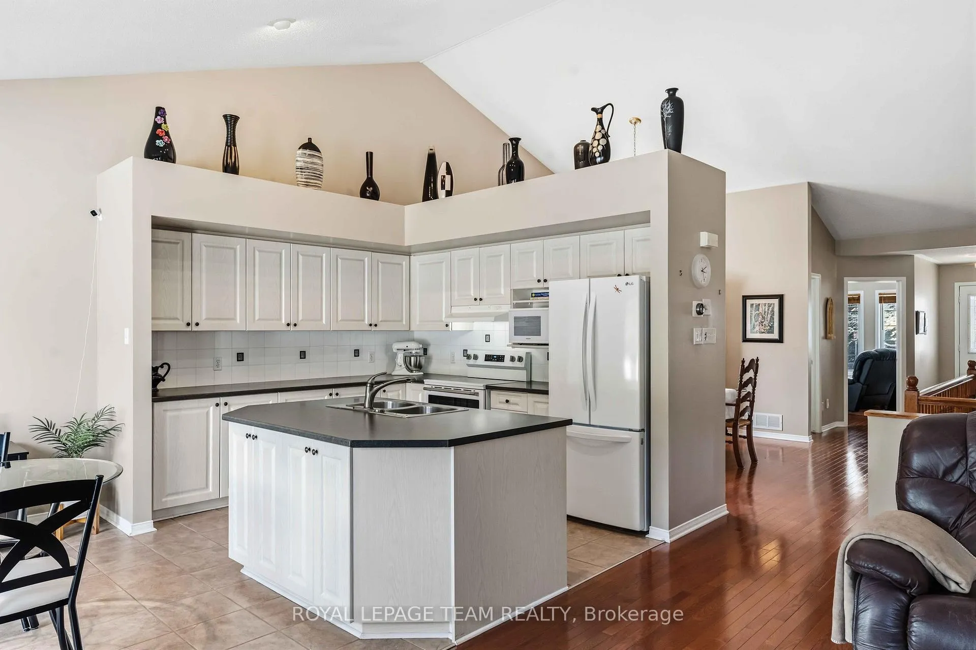 Photo 15 of 45 Burnstead Crescent, Ottawa, Kanata - Emerald Meadows/Trailwest — HOMEH