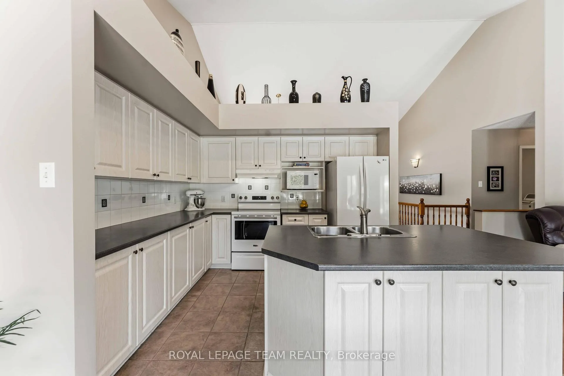 Photo 16 of 45 Burnstead Crescent, Ottawa, Kanata - Emerald Meadows/Trailwest — HOMEH