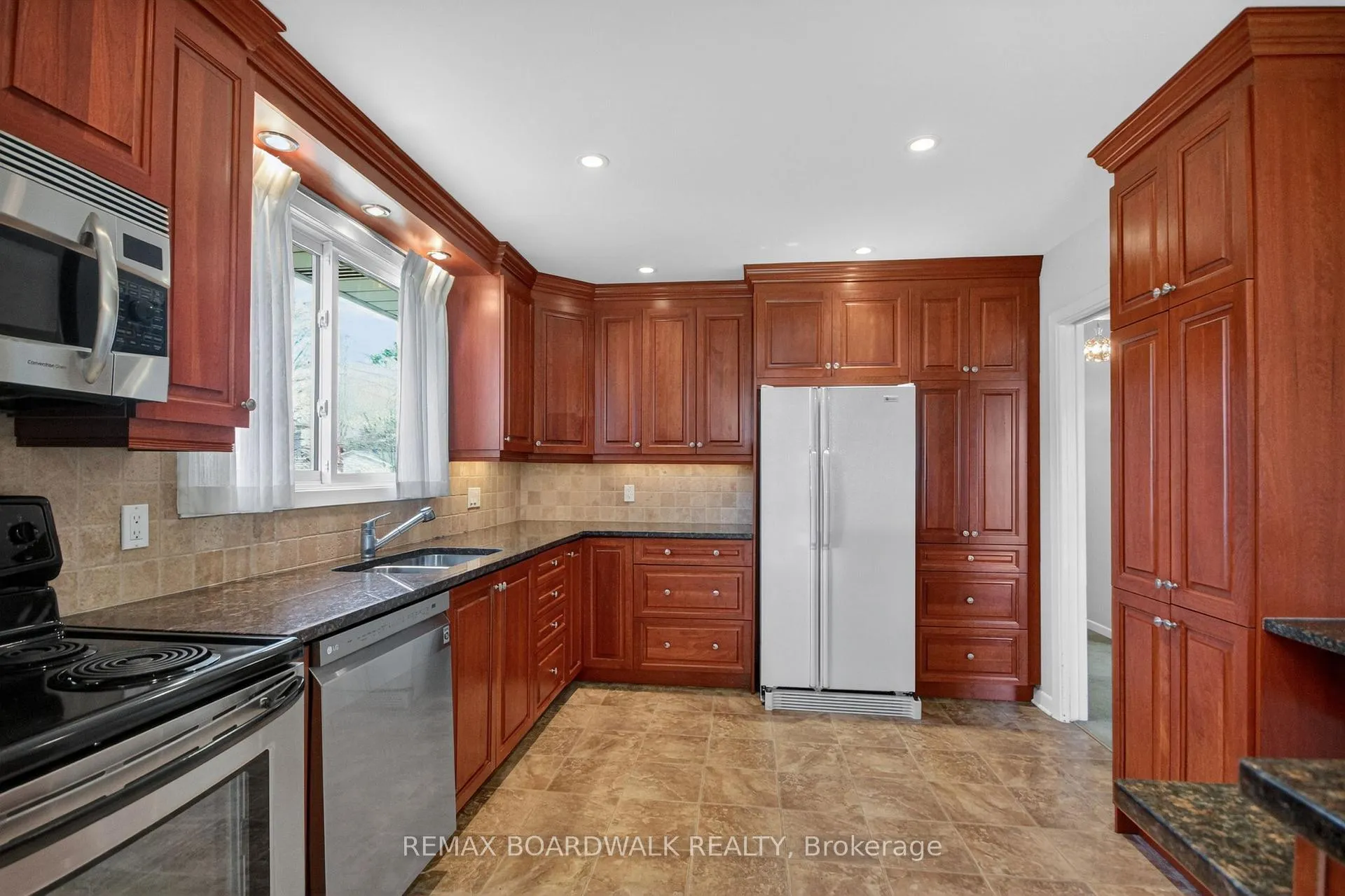 Photo 17 of 103 Christopher Hamilton Street, Ottawa, Richmond — HOMEH