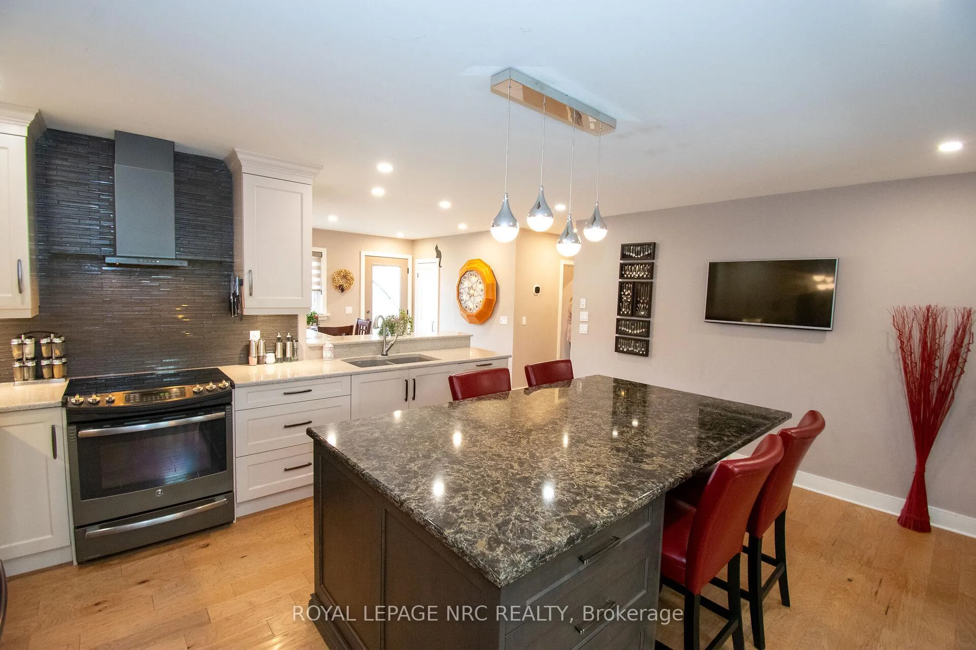 Photo 14 of 45 Nickerson Avenue, St. Catharines, Vine/Linwell — HOMEH