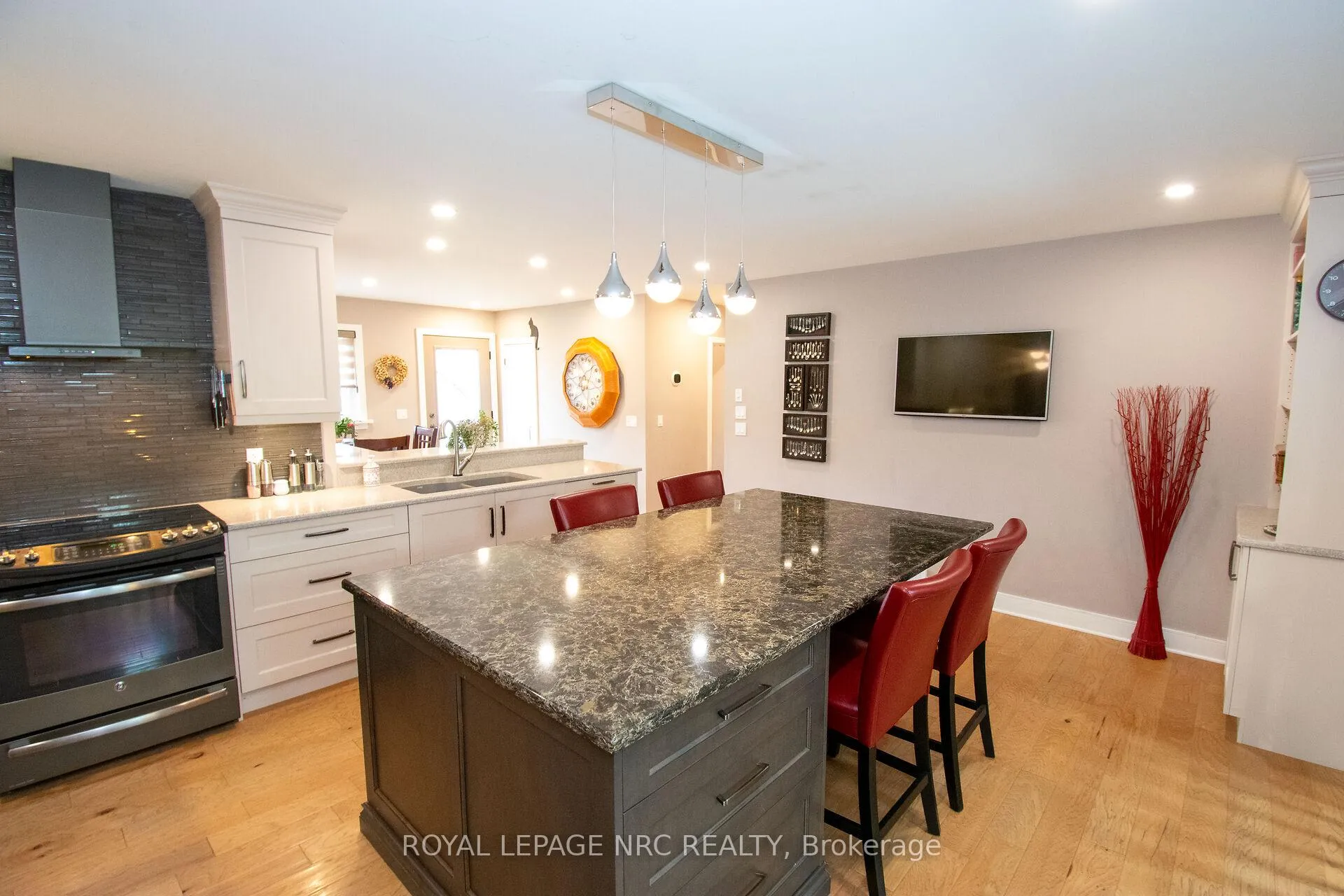 Photo 18 of 45 Nickerson Avenue, St. Catharines, Vine/Linwell — HOMEH